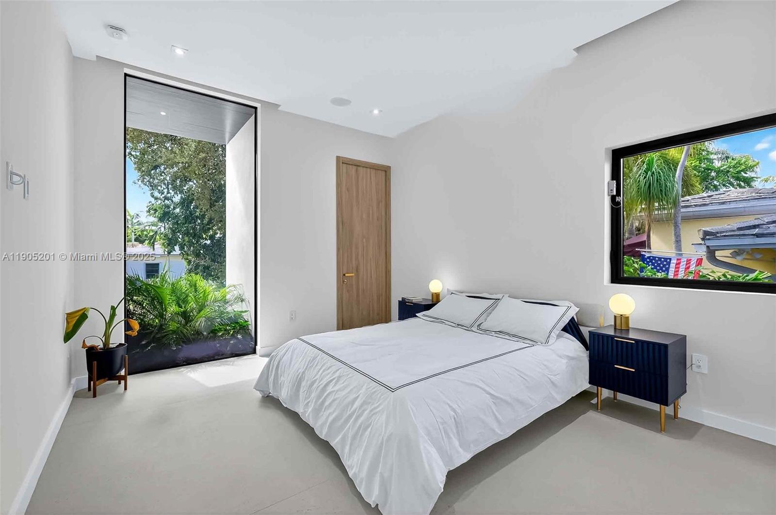 1021 W 46th St Miami Beach, FL 33140