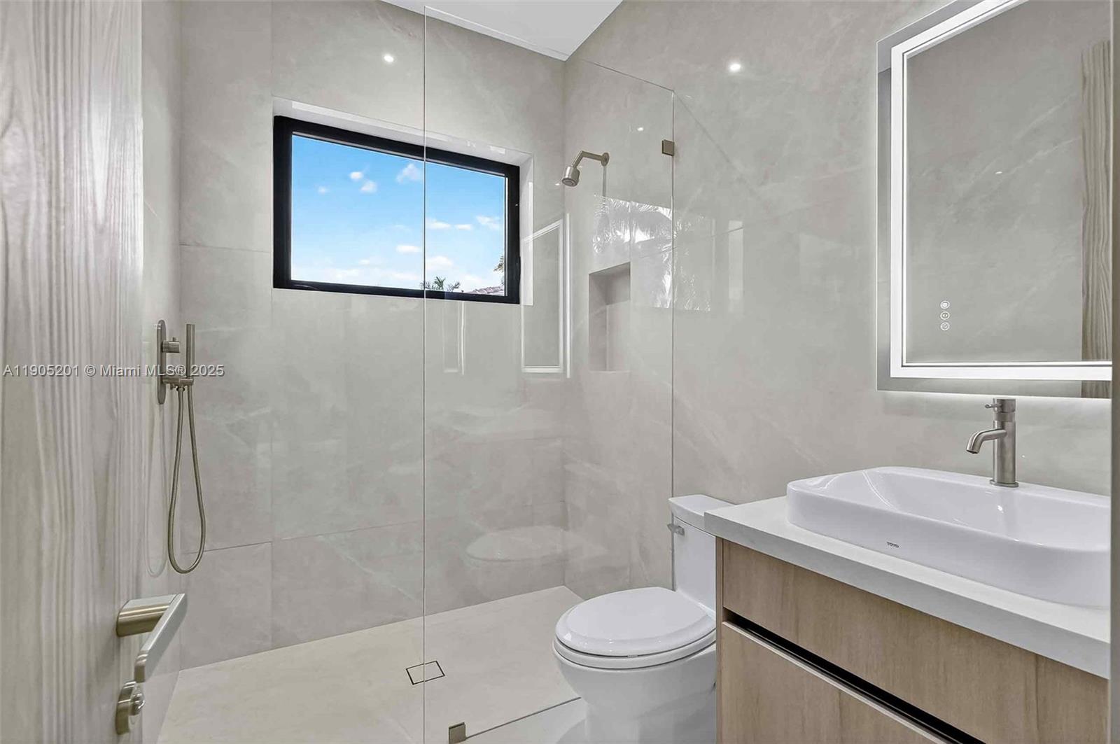 1021 W 46th St Miami Beach, FL 33140