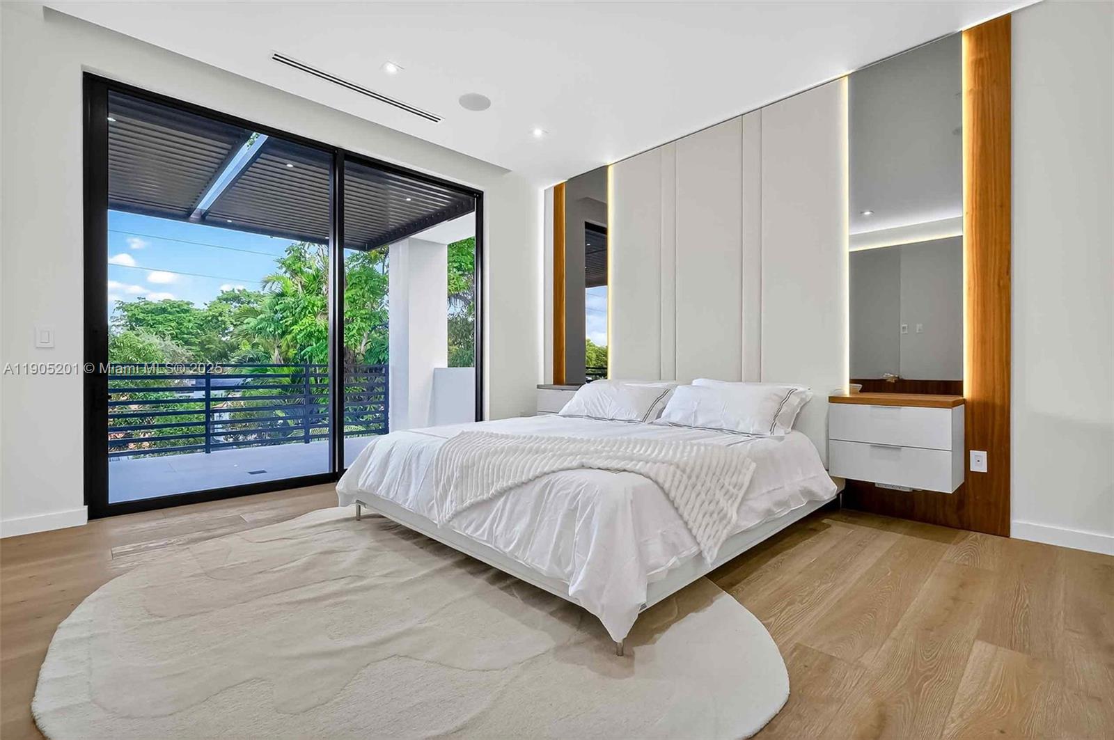 1021 W 46th St Miami Beach, FL 33140