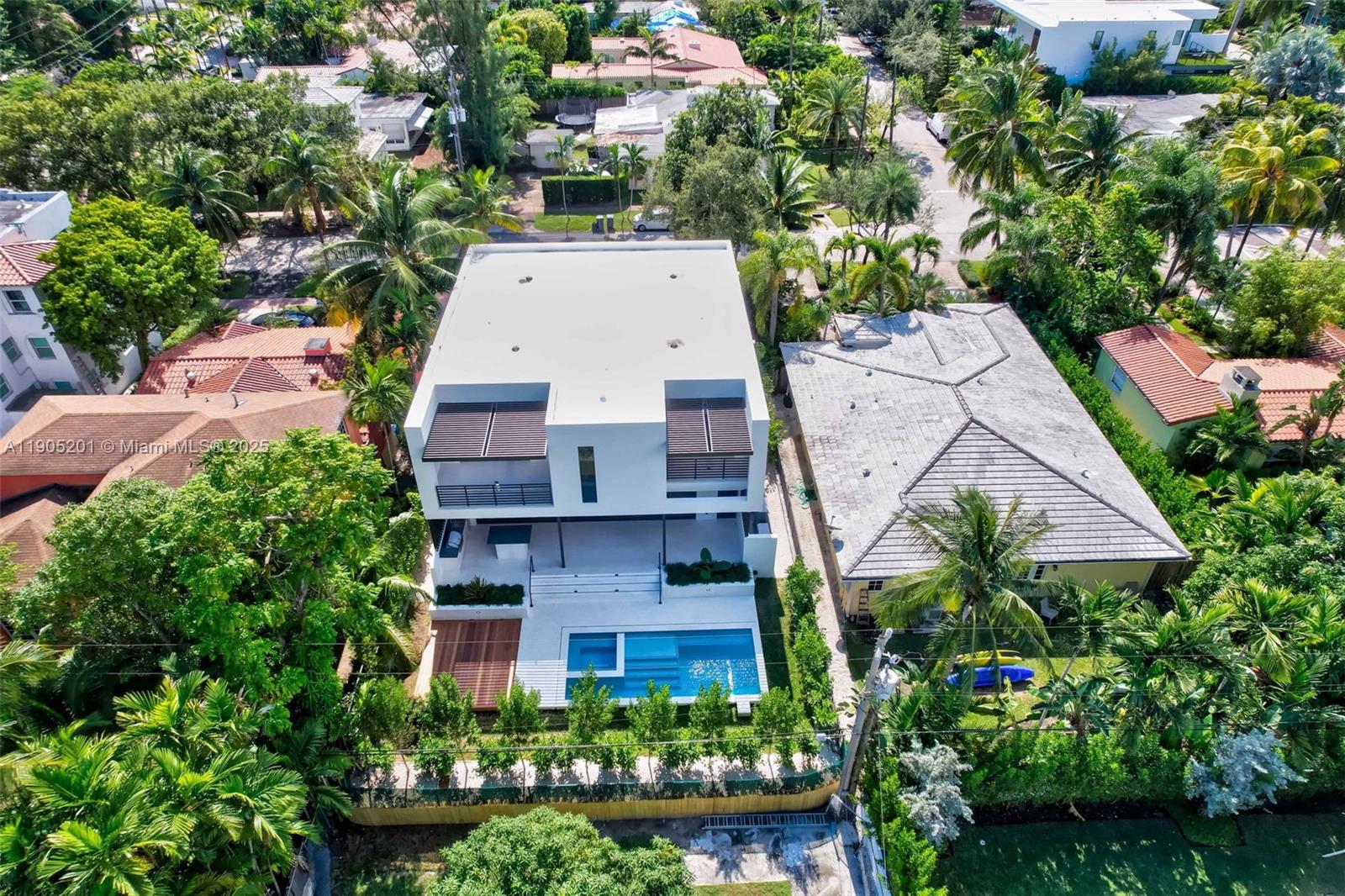 1021 W 46th St Miami Beach, FL 33140