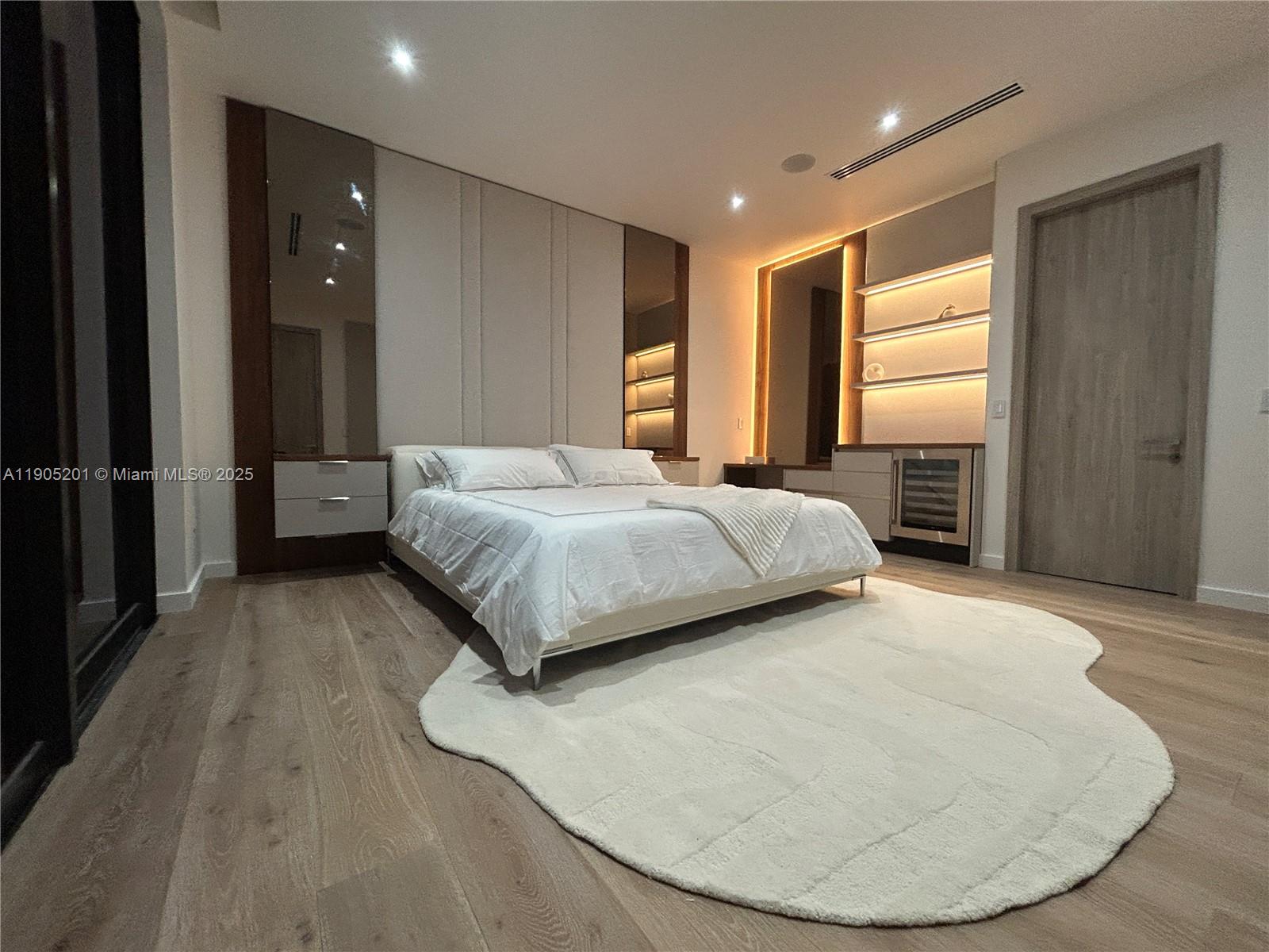 1021 W 46th St Miami Beach, FL 33140