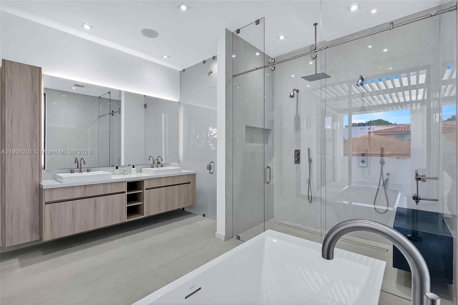 1021 W 46th St Miami Beach, FL 33140