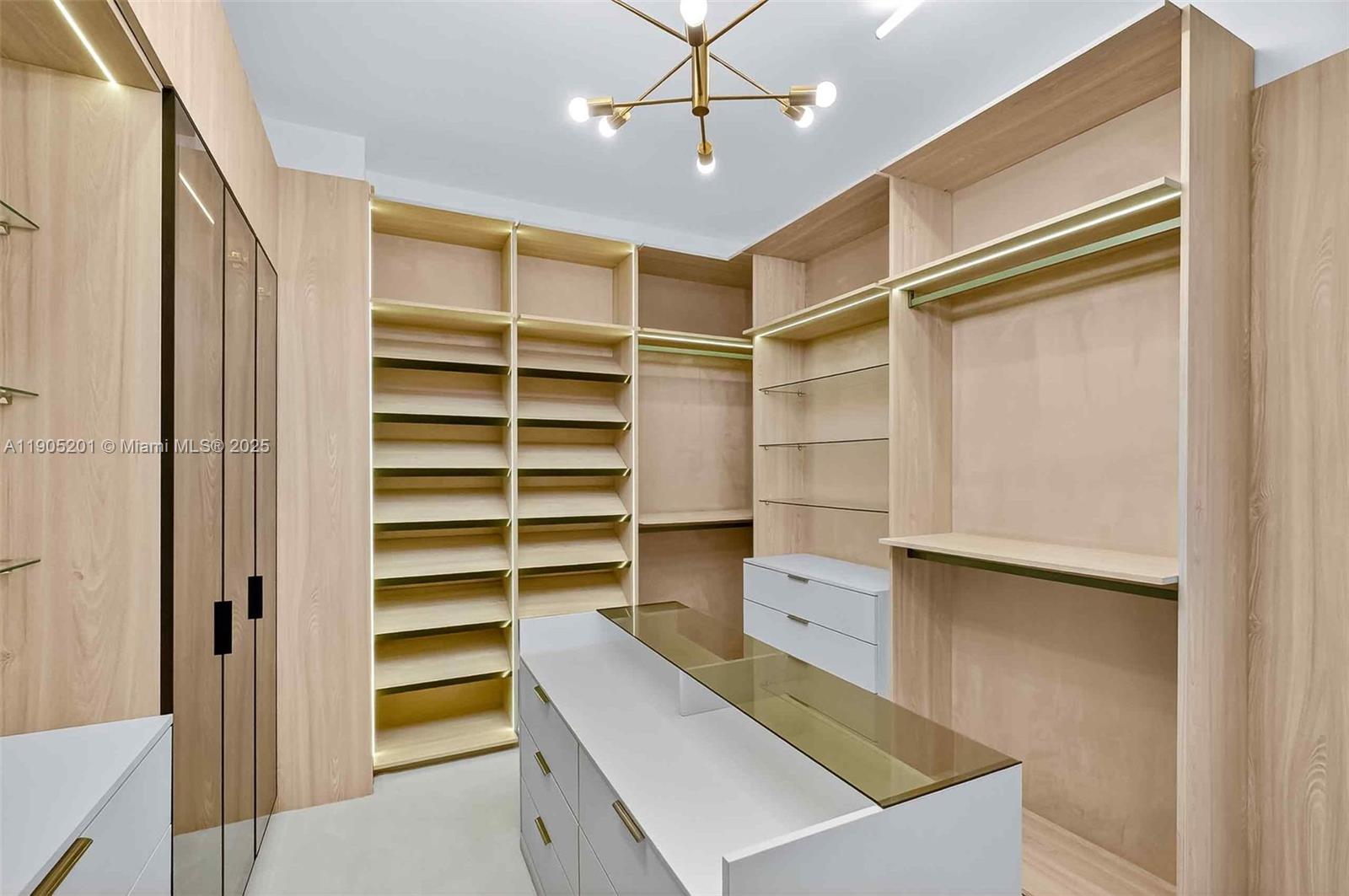 1021 W 46th St Miami Beach, FL 33140