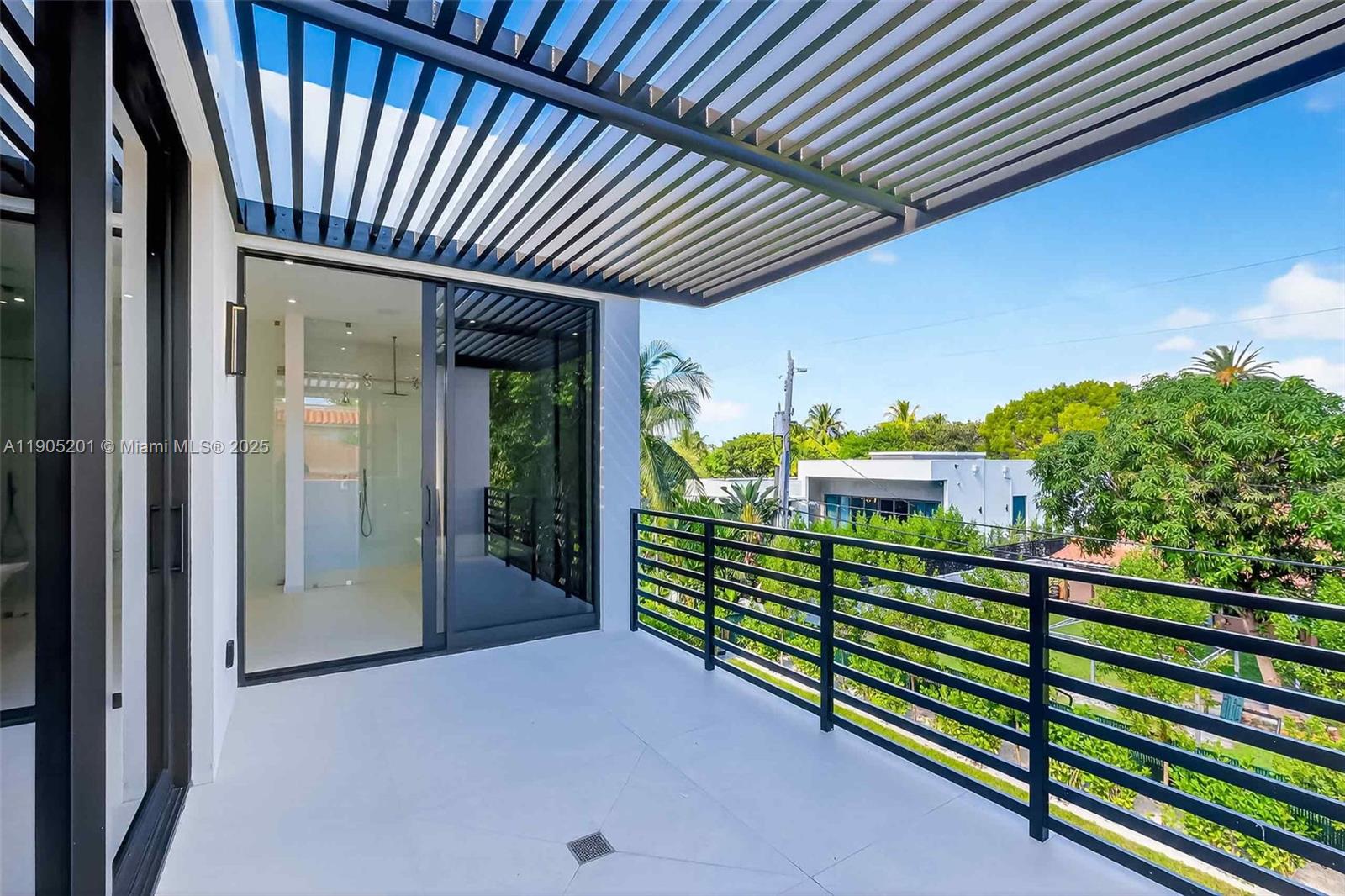 1021 W 46th St Miami Beach, FL 33140