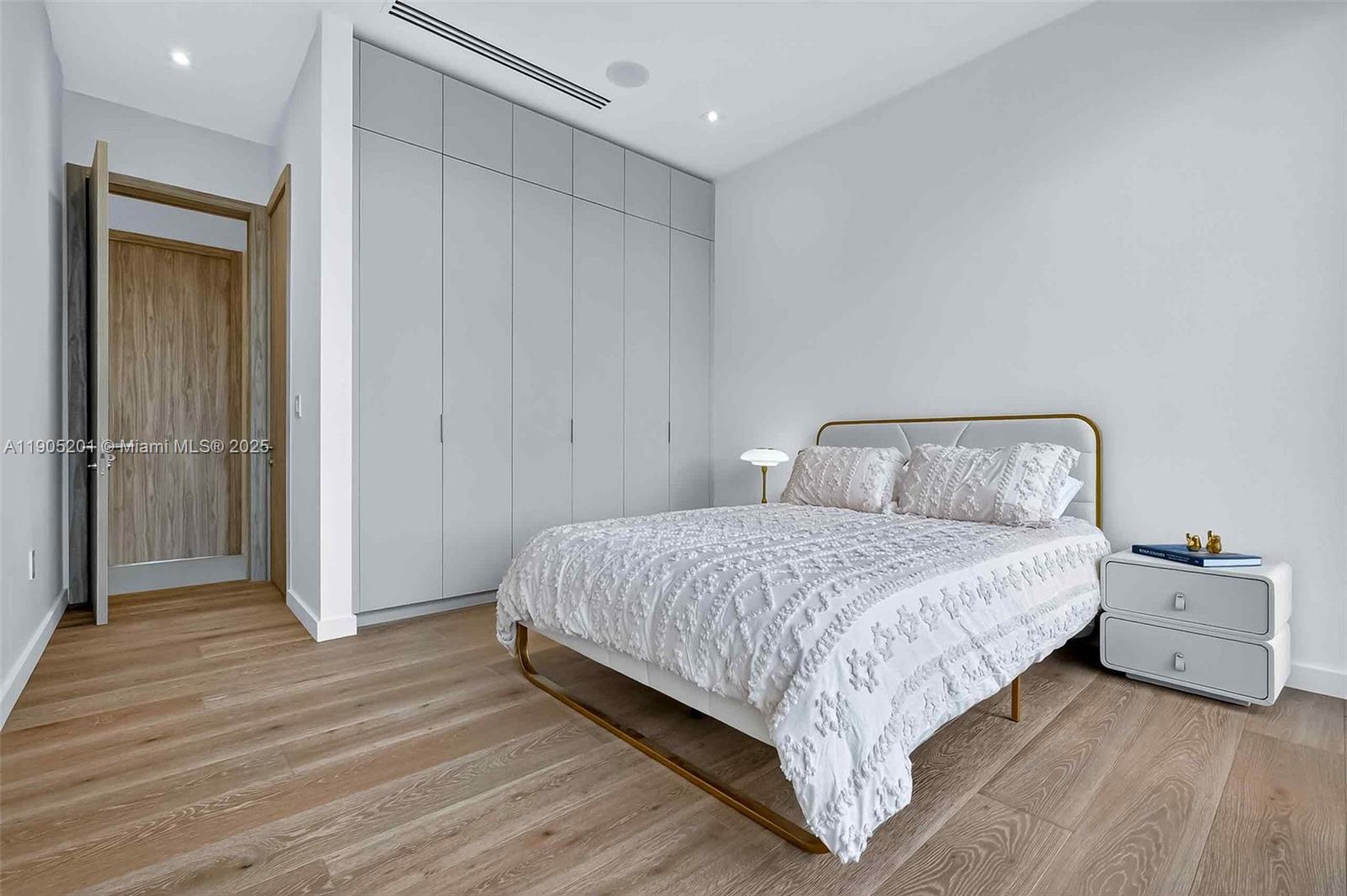 1021 W 46th St Miami Beach, FL 33140