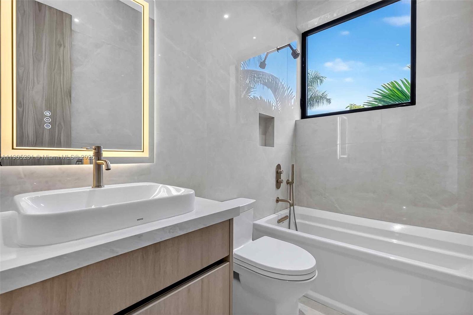 1021 W 46th St Miami Beach, FL 33140