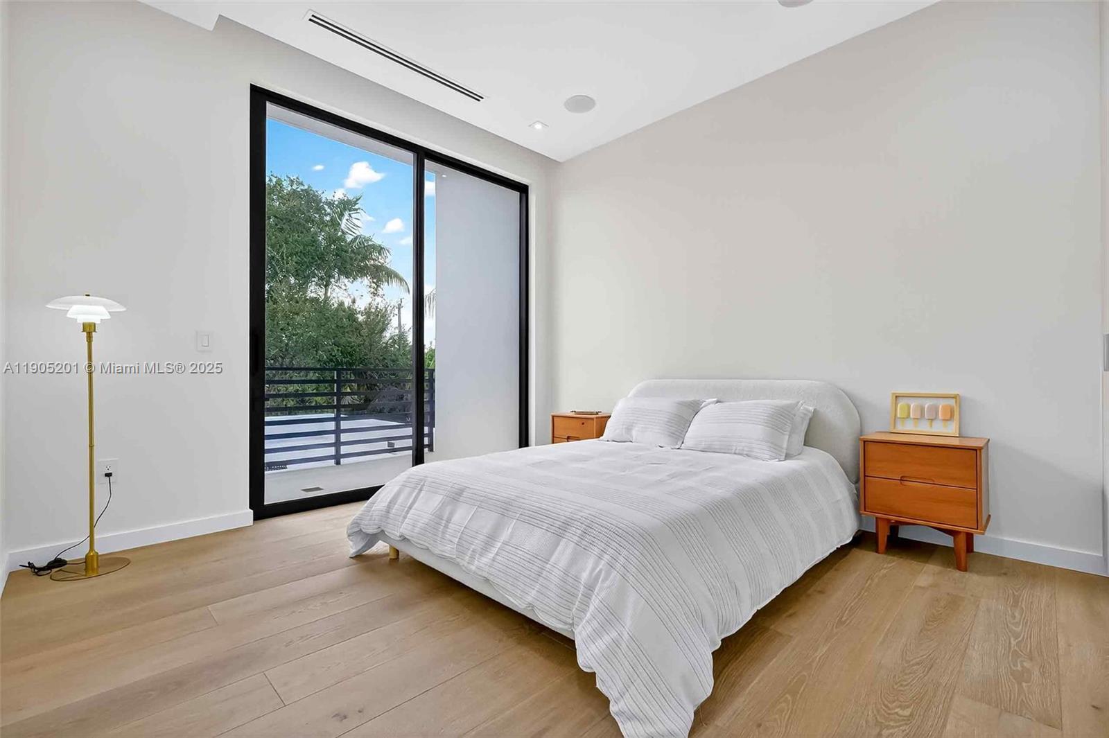 1021 W 46th St Miami Beach, FL 33140