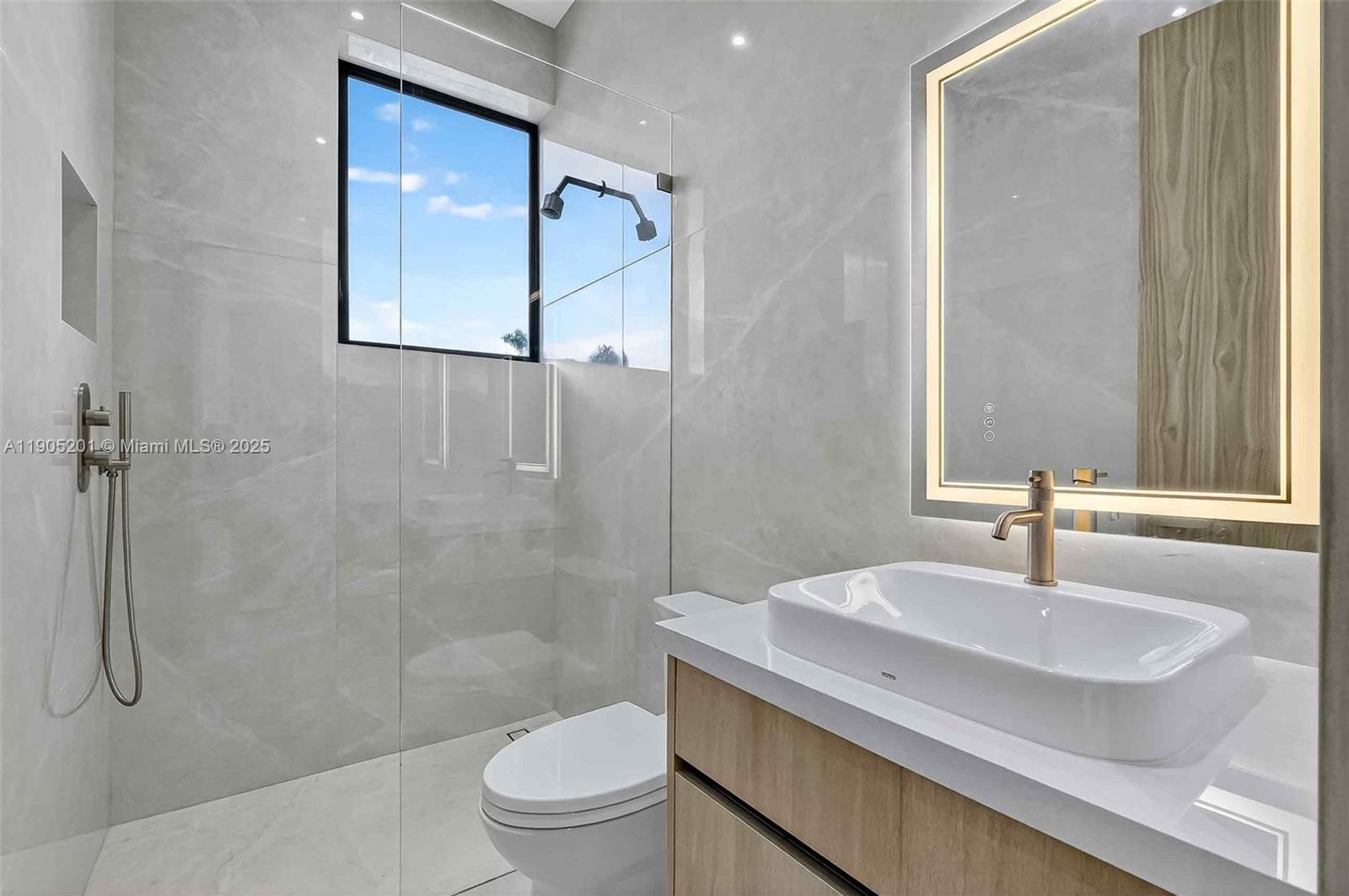 1021 W 46th St Miami Beach, FL 33140