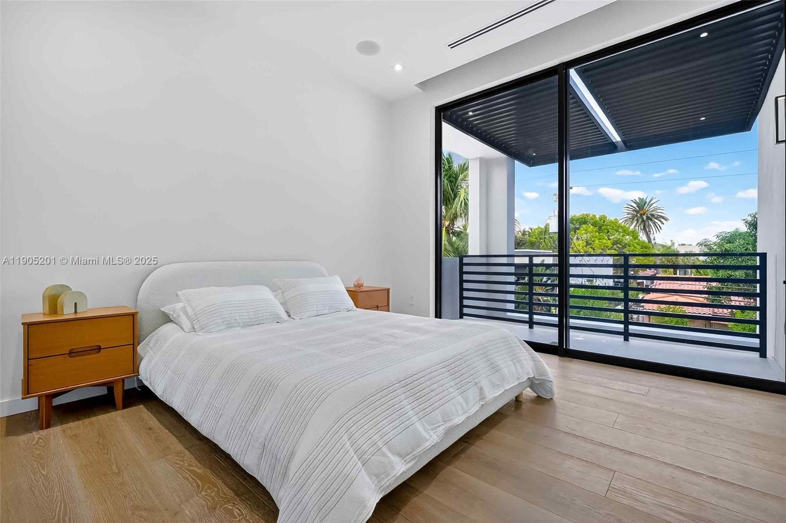 1021 W 46th St Miami Beach, FL 33140