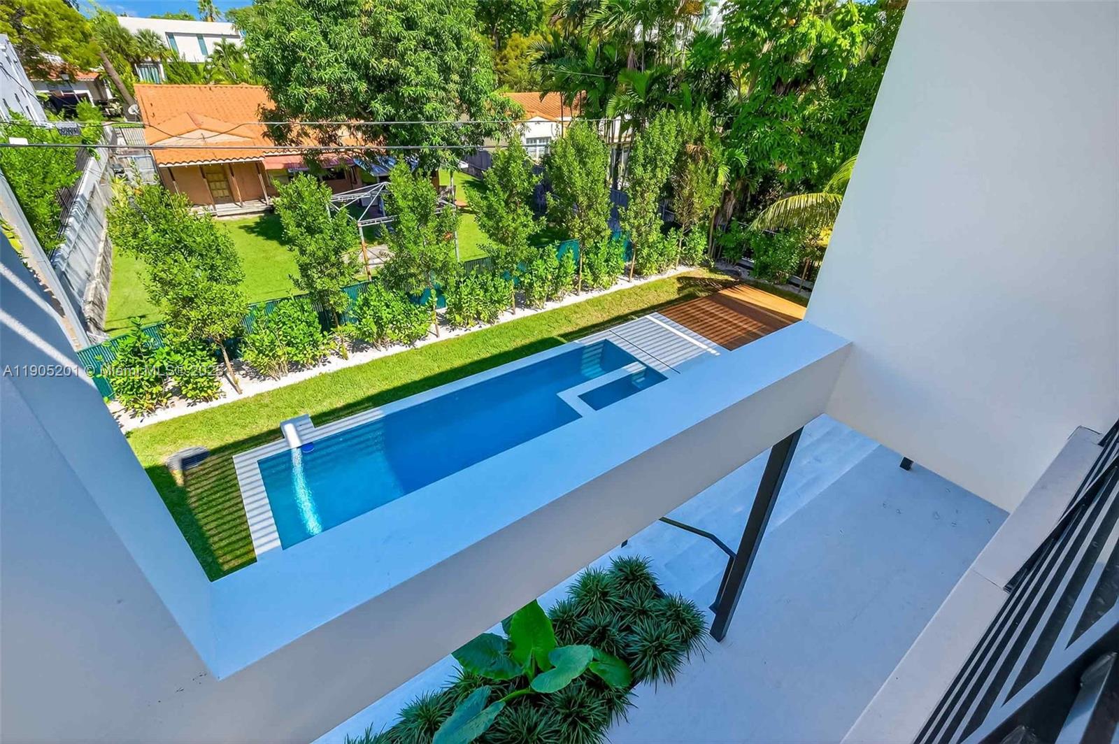 1021 W 46th St Miami Beach, FL 33140