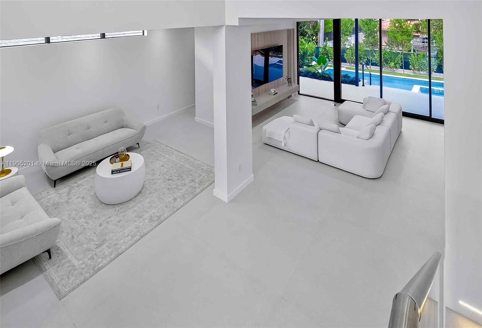 1021 W 46th St Miami Beach, FL 33140