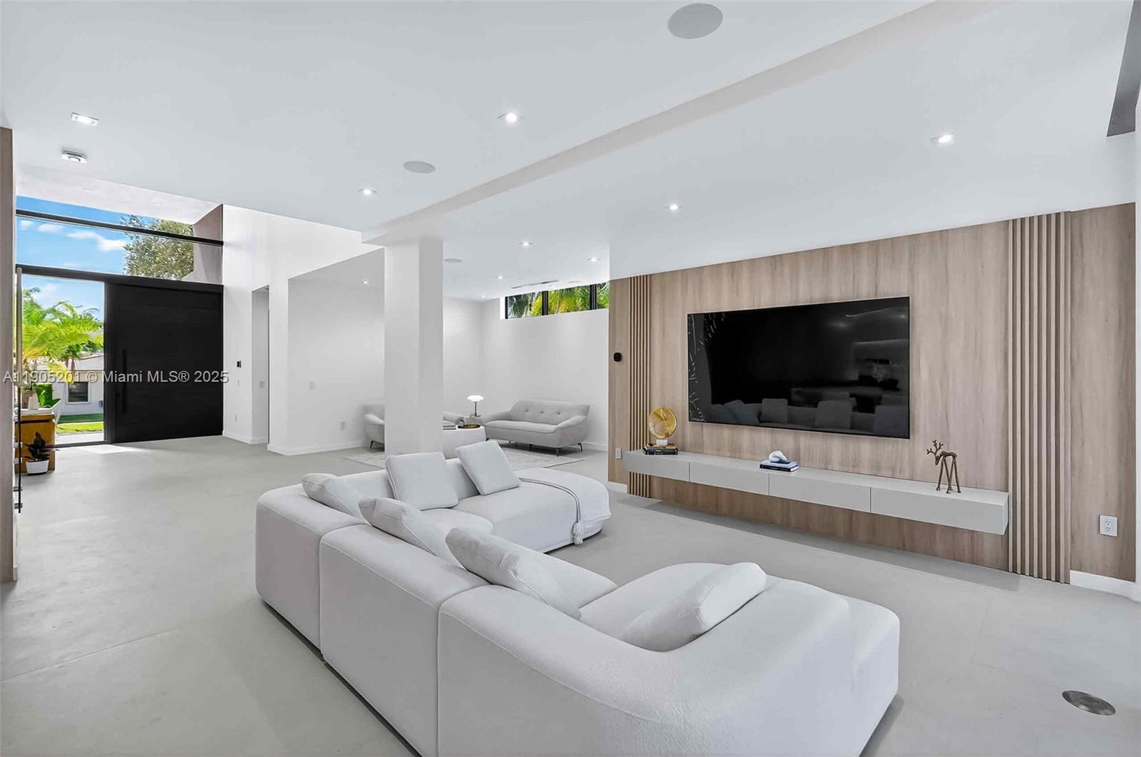 1021 W 46th St Miami Beach, FL 33140