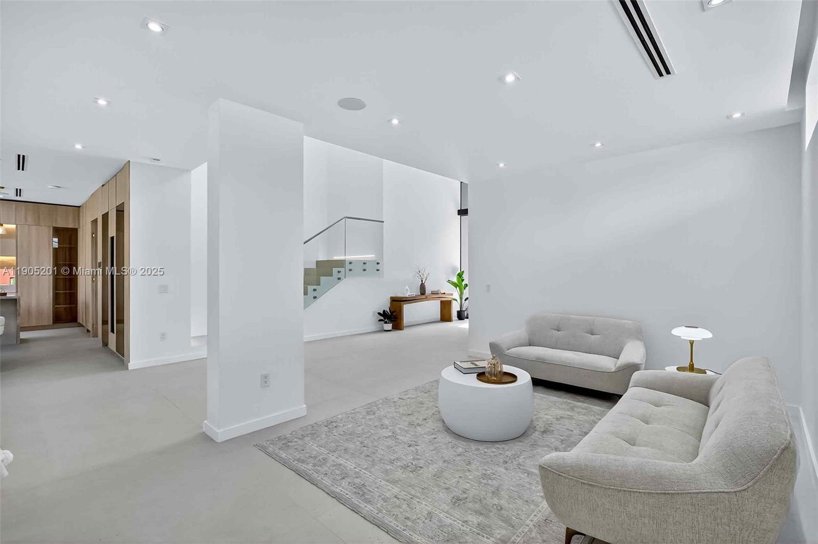 1021 W 46th St Miami Beach, FL 33140