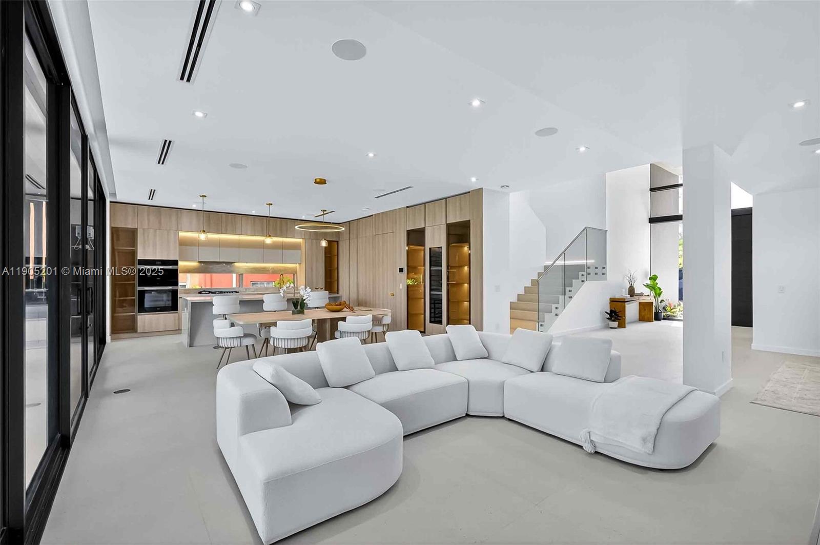 1021 W 46th St Miami Beach, FL 33140