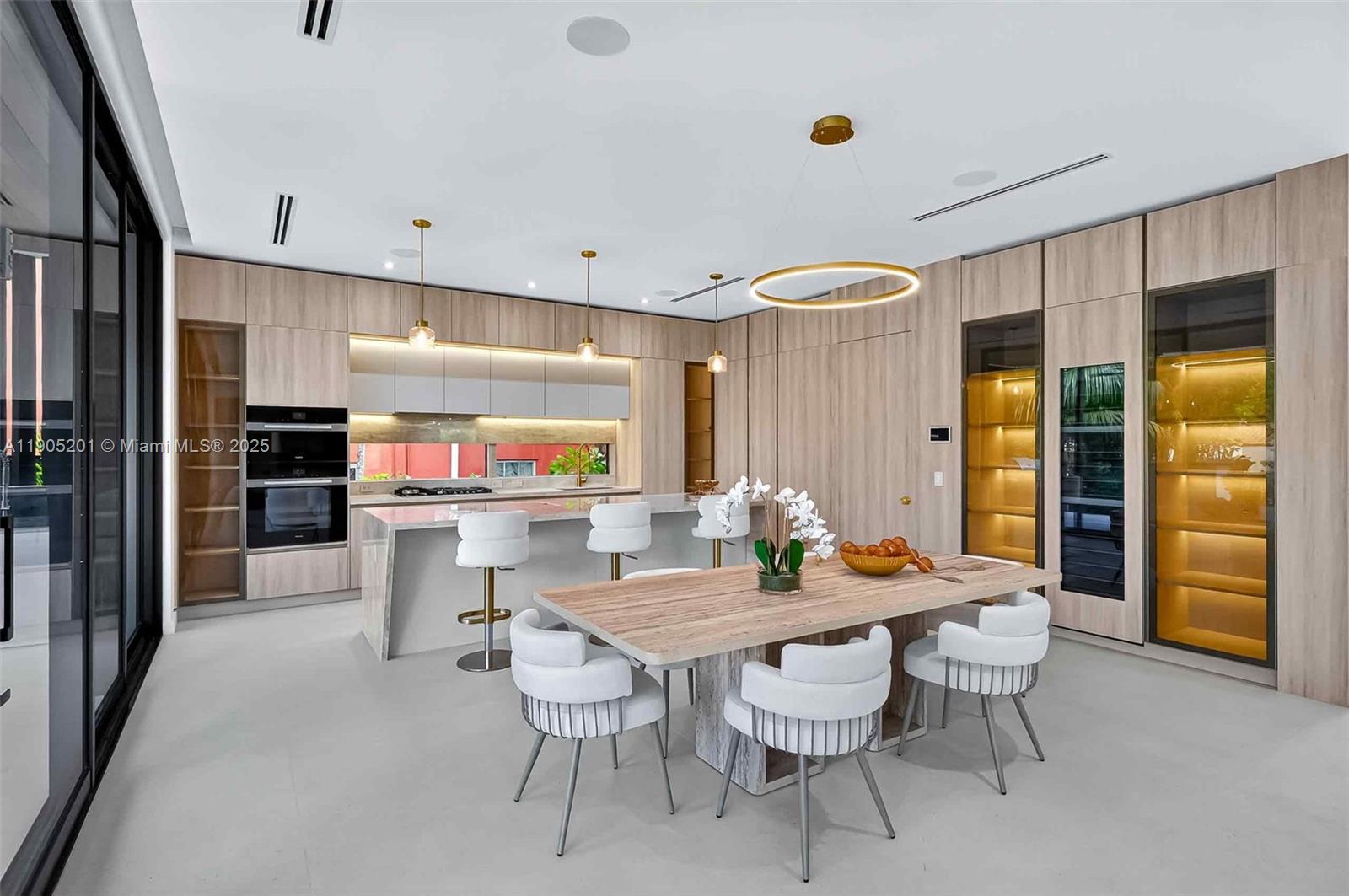 1021 W 46th St Miami Beach, FL 33140