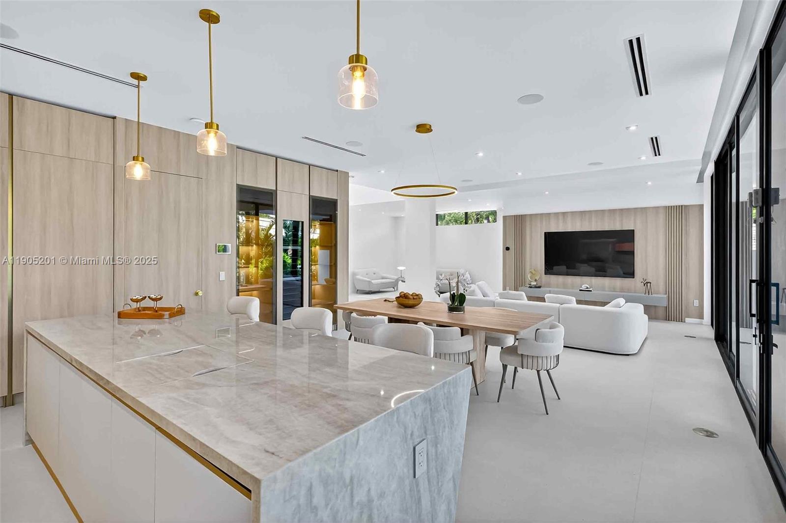 1021 W 46th St Miami Beach, FL 33140