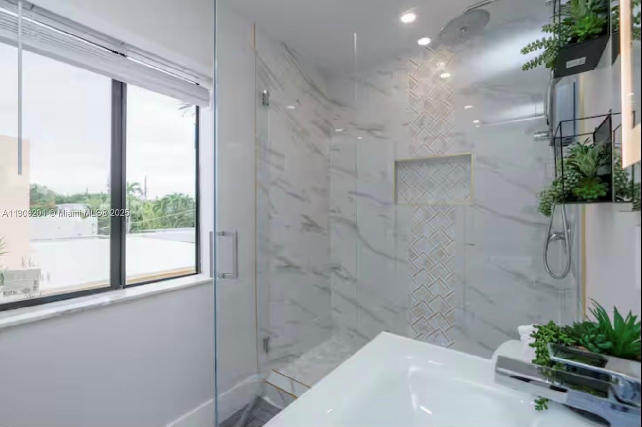 1721 SW 11th Ter Miami, FL 33135