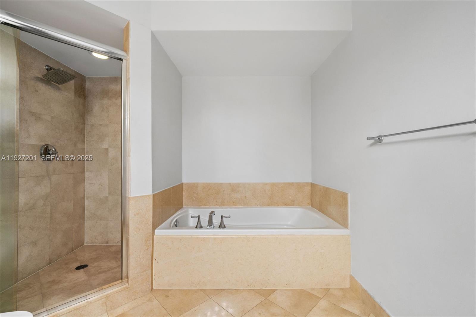 19900 E Country Clb Dr #1112 Aventura, FL 33180