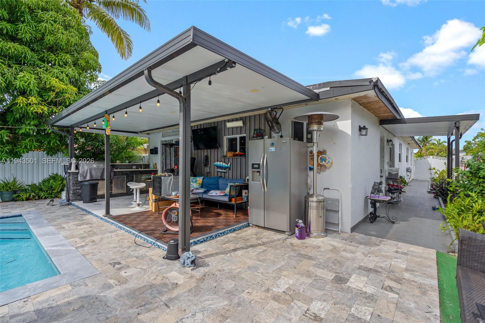 864 E 29th St Hialeah, FL 33013