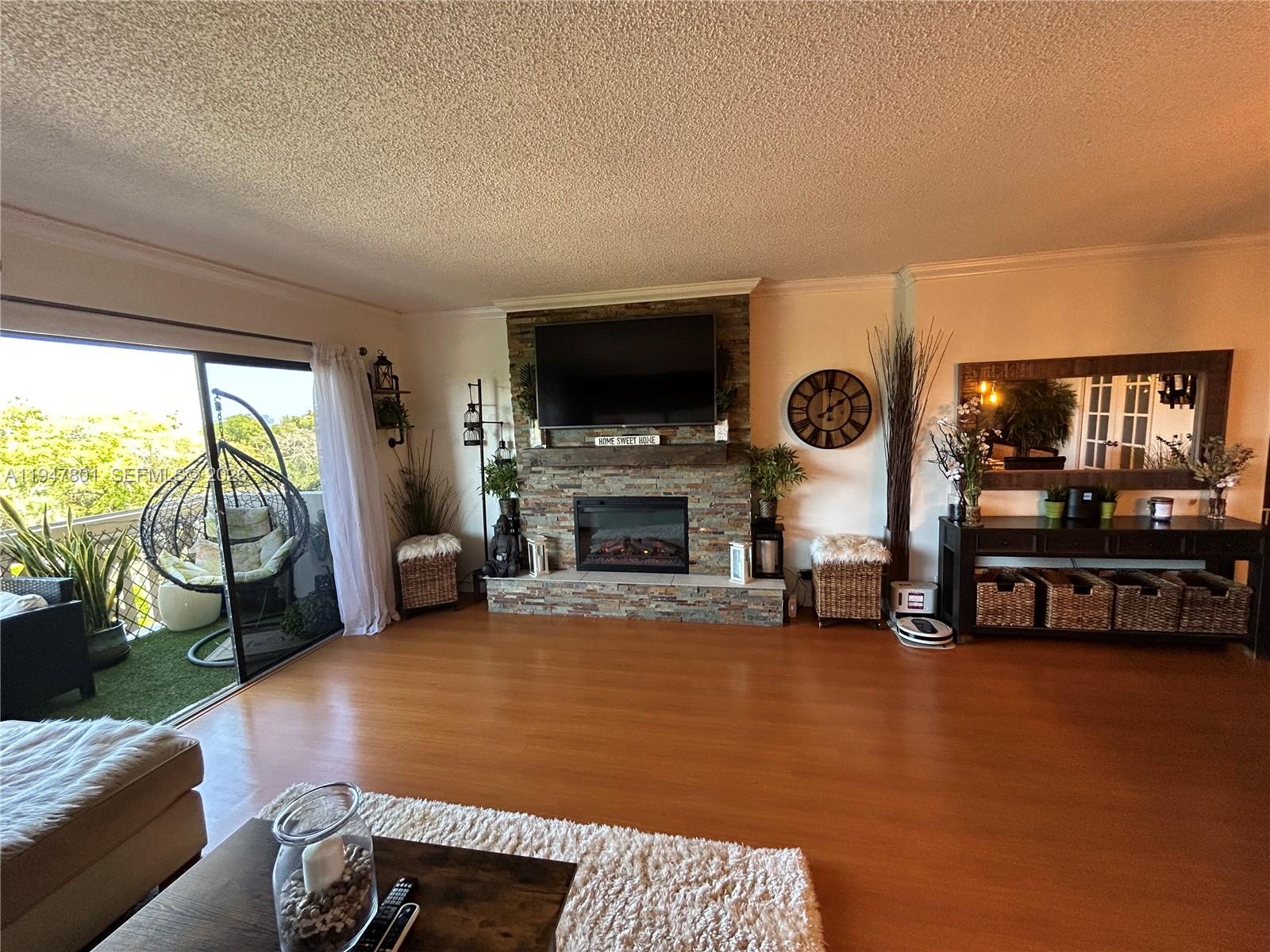 800 NE 195th St #409 Miami, FL 33179