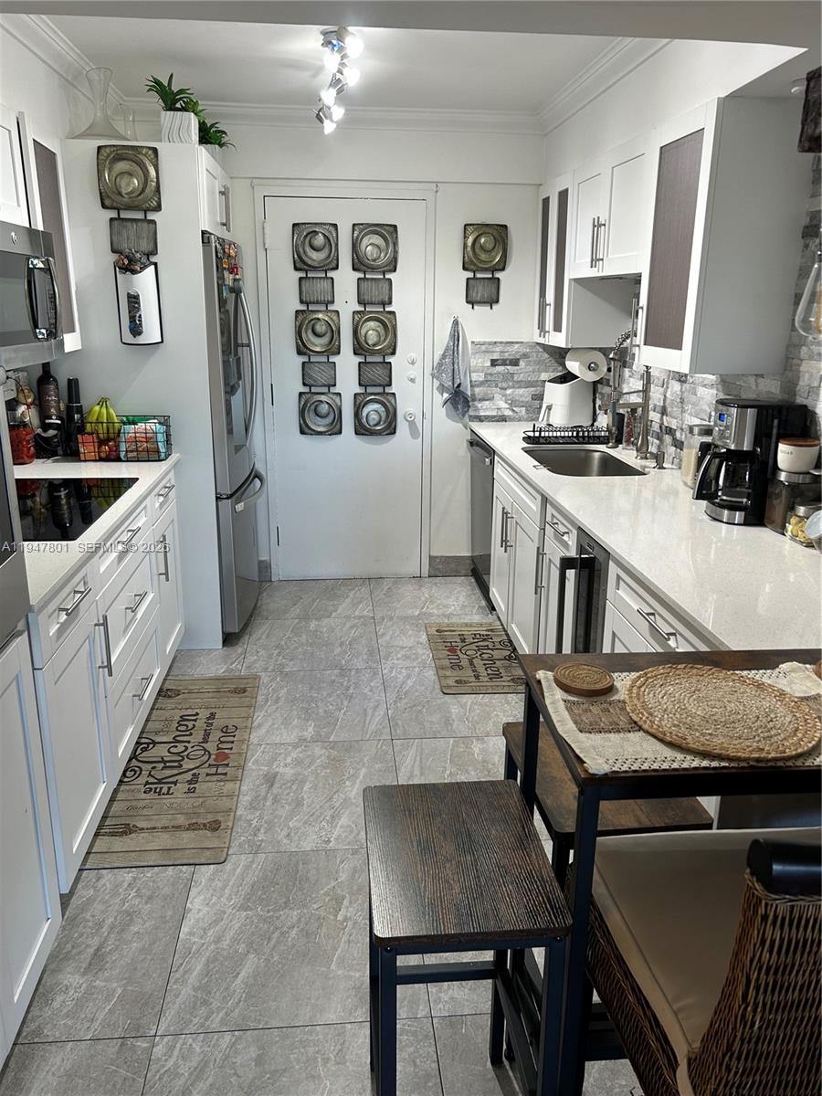 800 NE 195th St #409 Miami, FL 33179