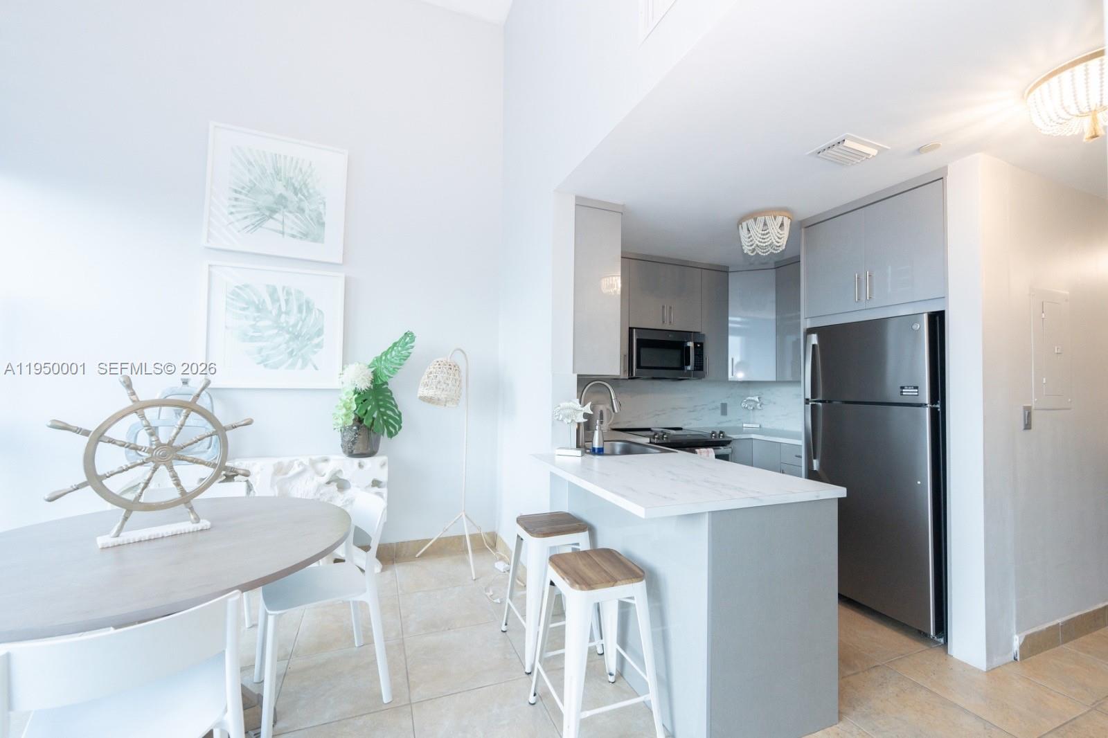 5445 Collins Ave #BAY21