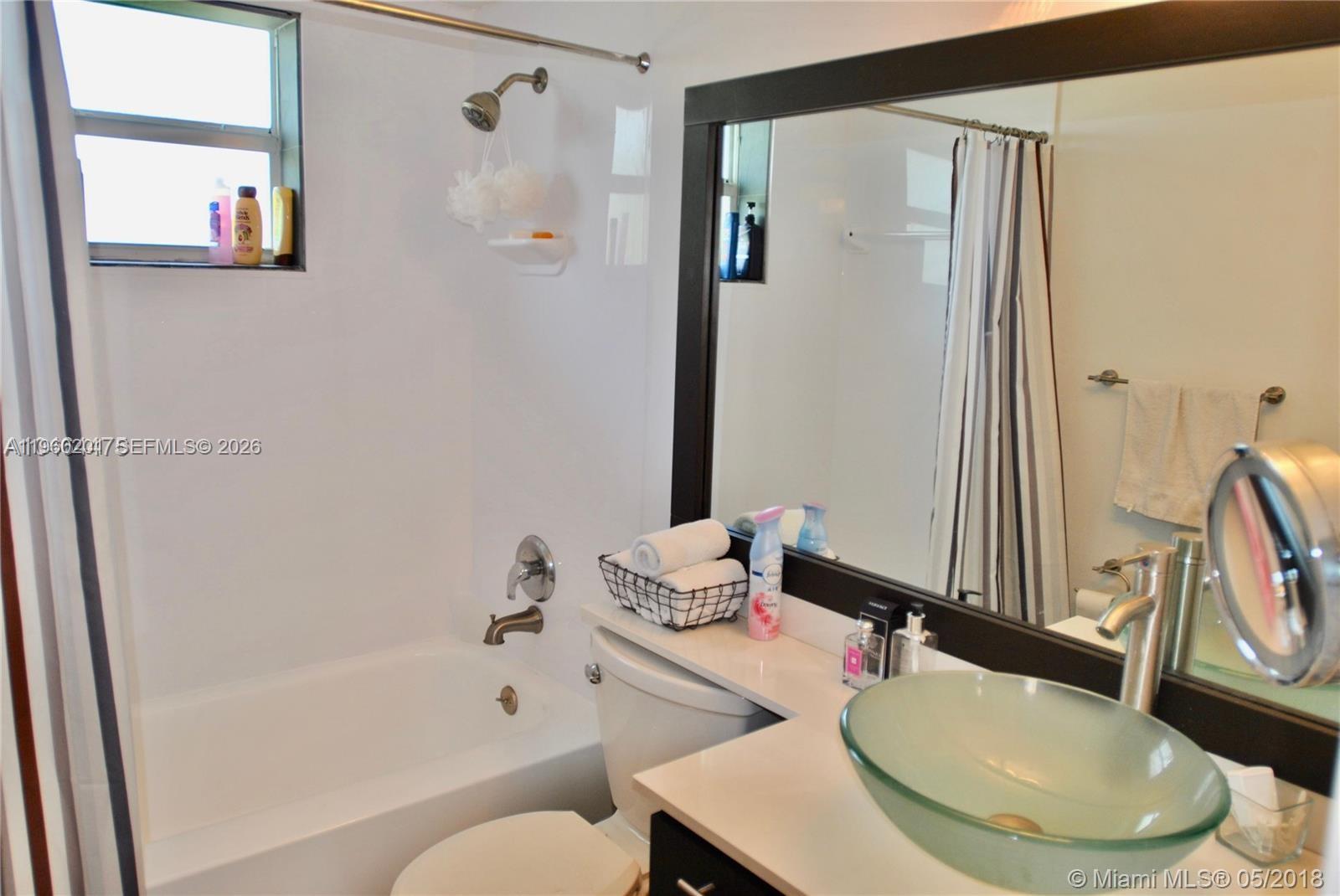 61 Collins Ave #402 Miami Beach, FL 33139