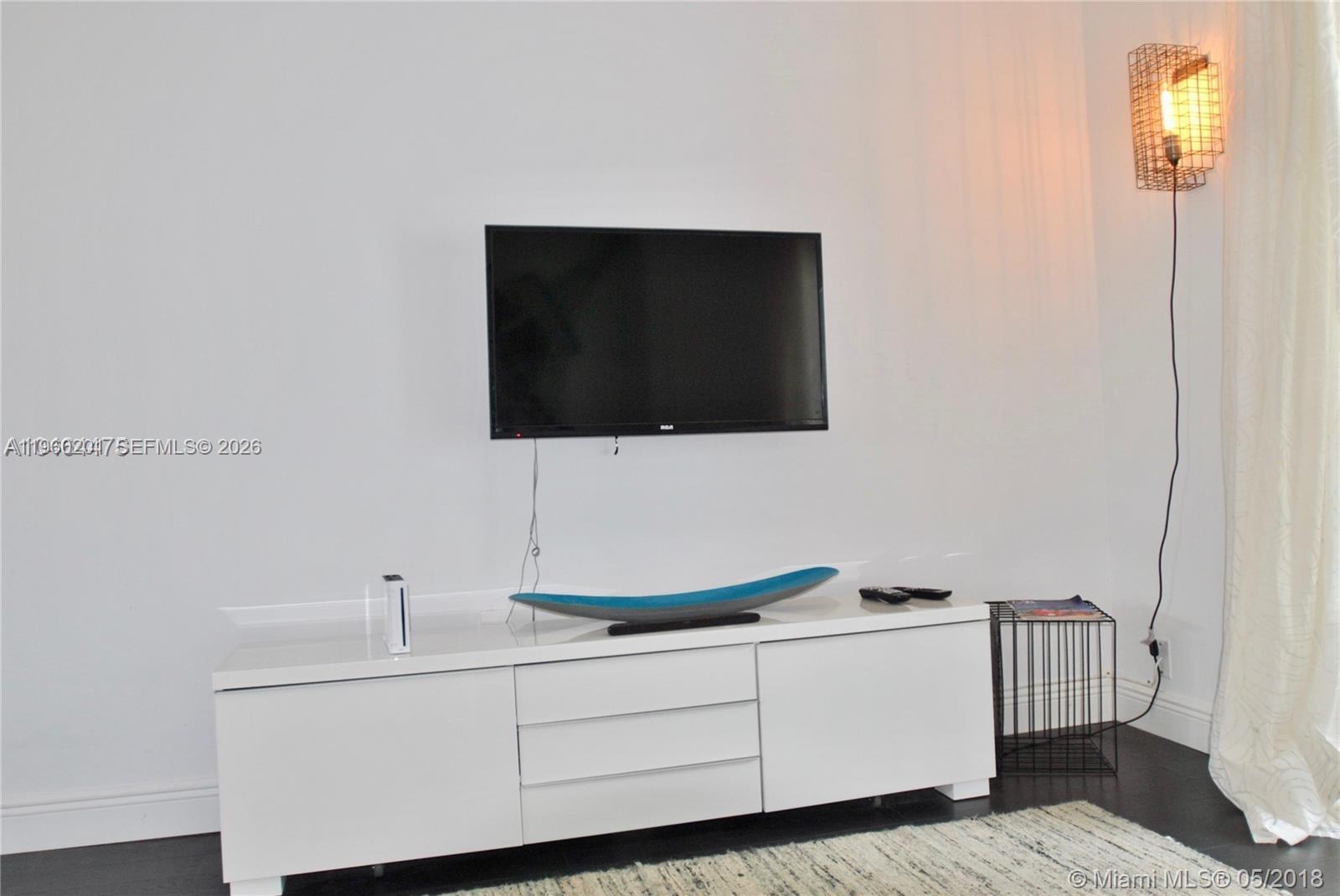 61 Collins Ave #402 Miami Beach, FL 33139