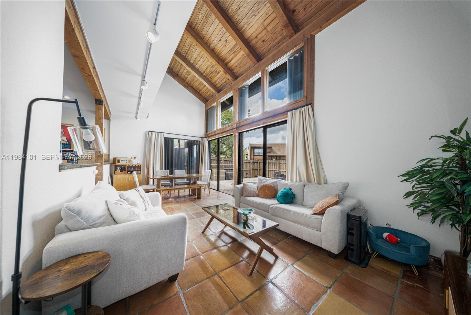 10141 Woodbury Ct Pembroke Pines, FL 33026