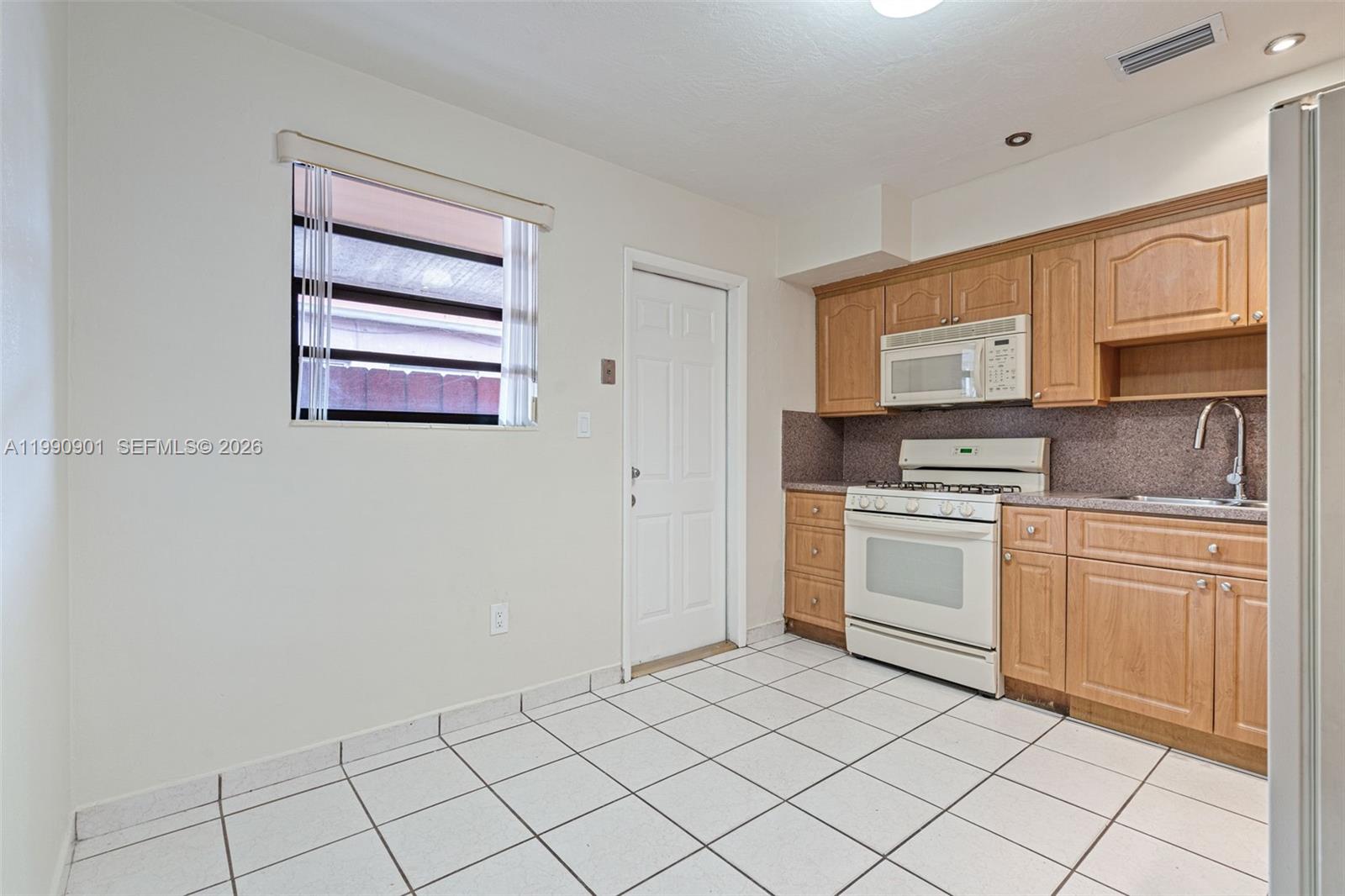 1028 W 30th St #1028 Hialeah, FL 33012
