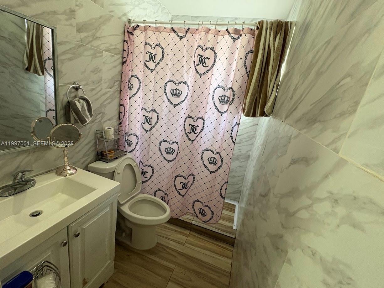 1424 NW 69th St Miami, FL 33147