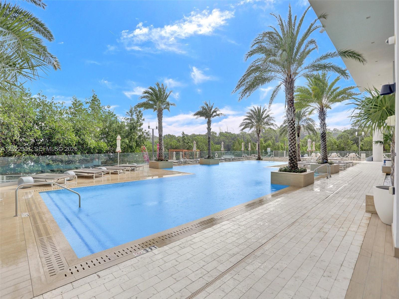 16385 N Biscayne Blvd #403