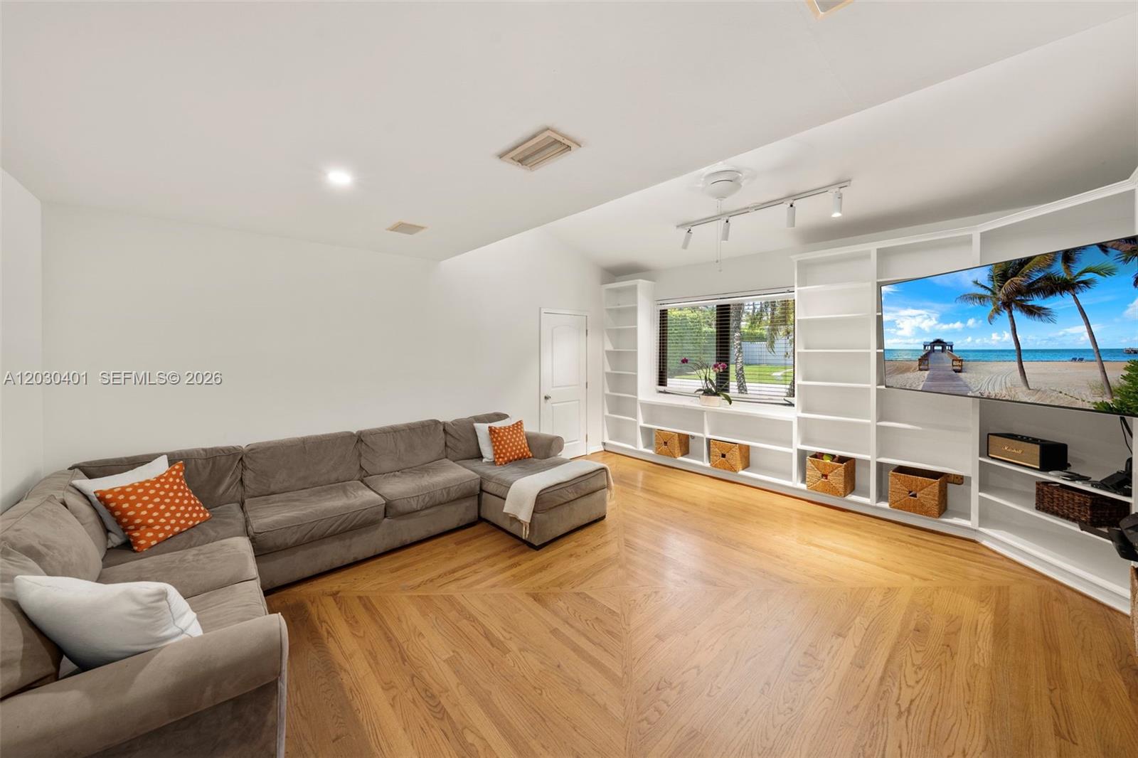 5860 Pine Tree Miami Beach, FL 33140