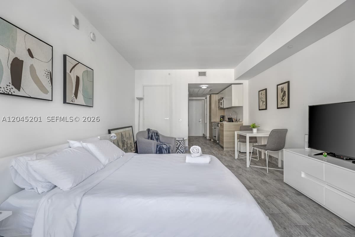 1300 Brickell Bay Dr #2713 Miami, FL 33131