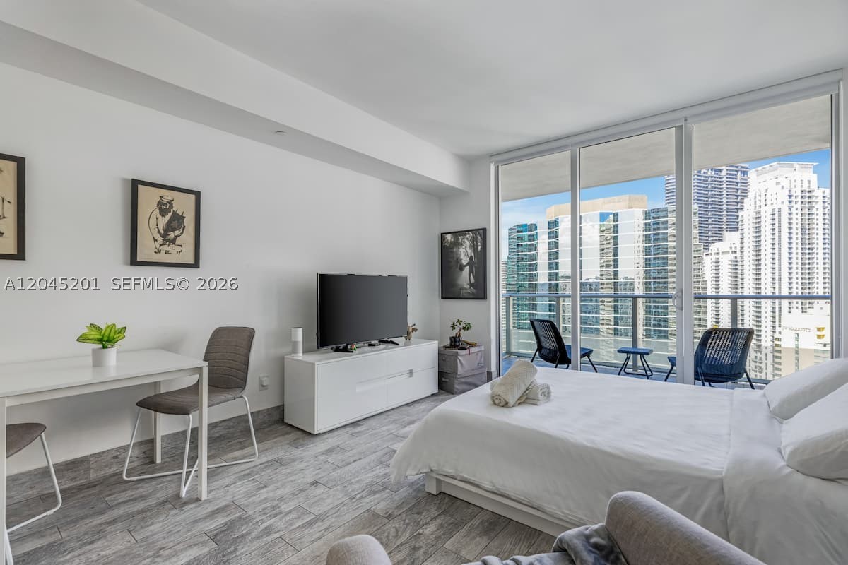 1300 Brickell Bay Dr #2713 Miami, FL 33131