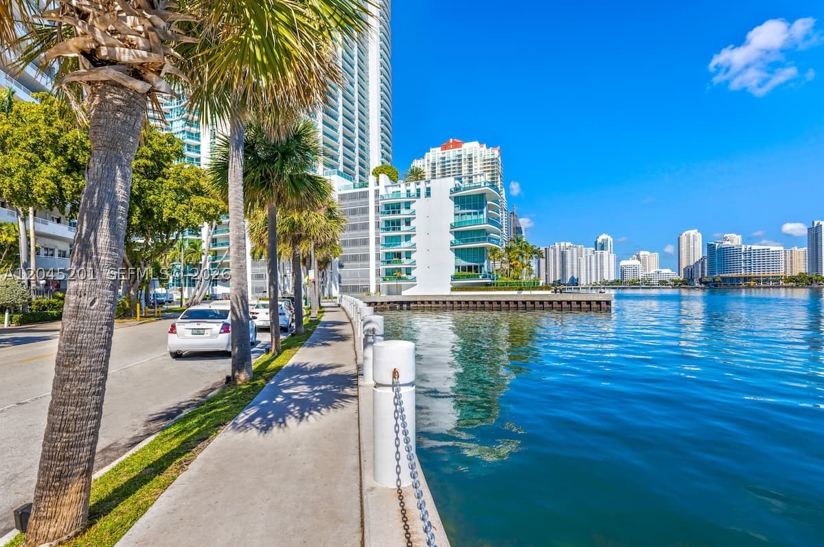 1300 Brickell Bay Dr #2713 Miami, FL 33131