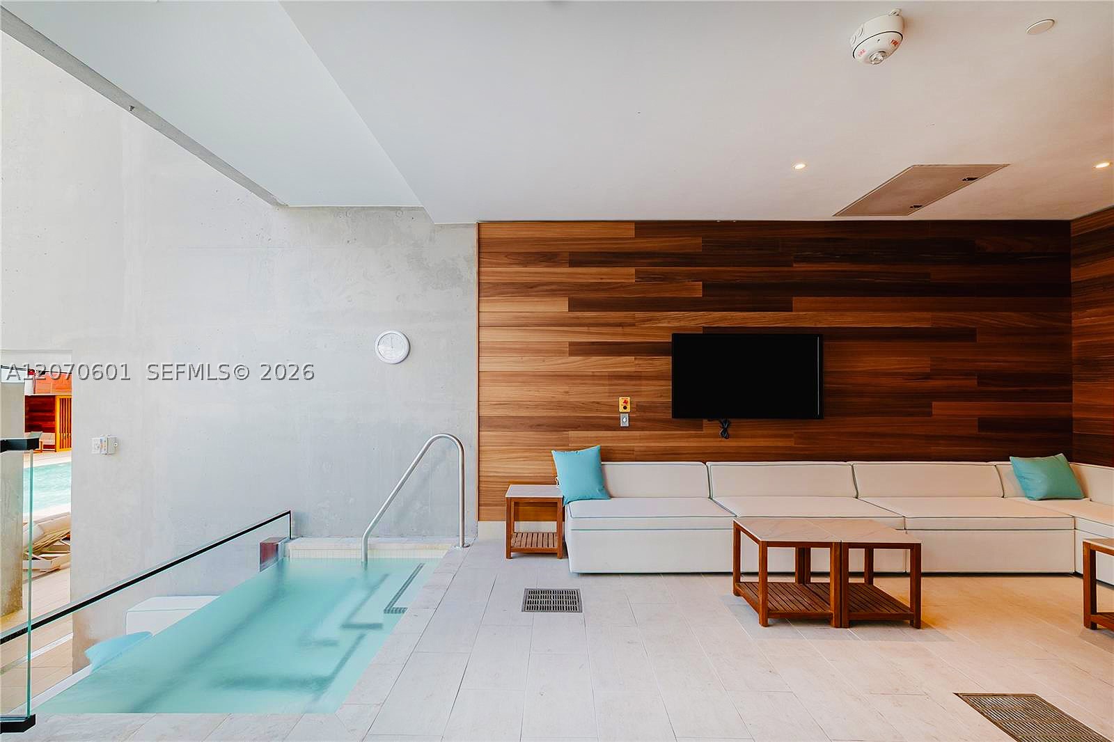 image E11EVEN Hotel & Residences15
