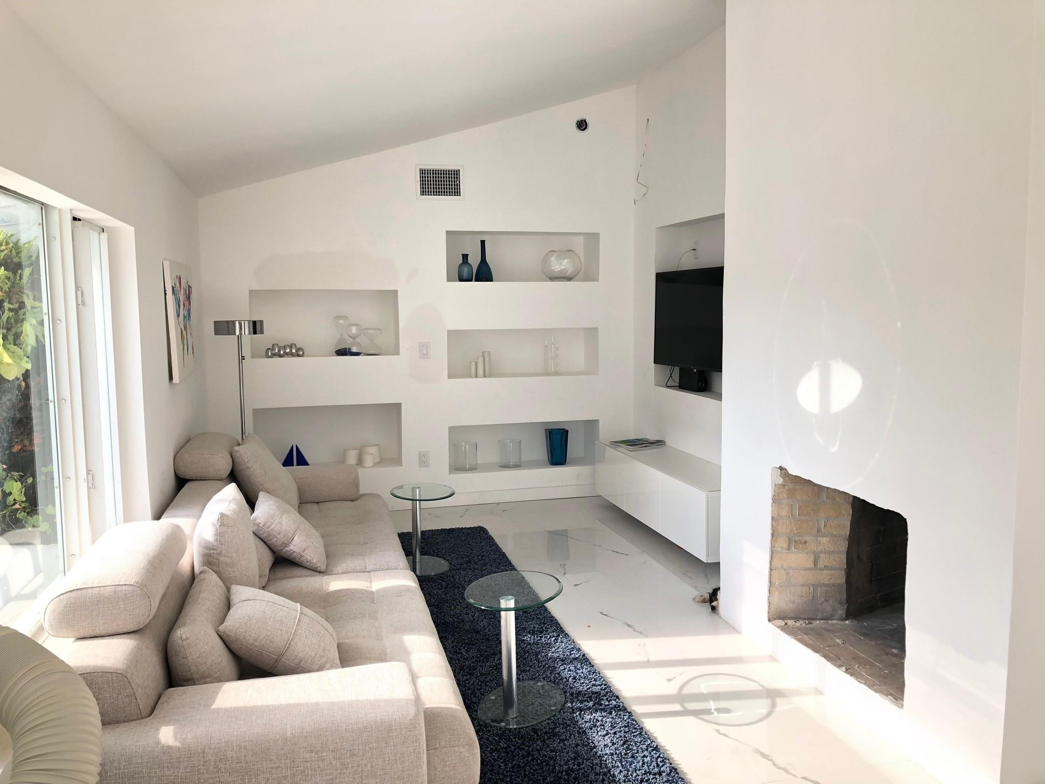 9007 NE 10th Miami, FL 33138