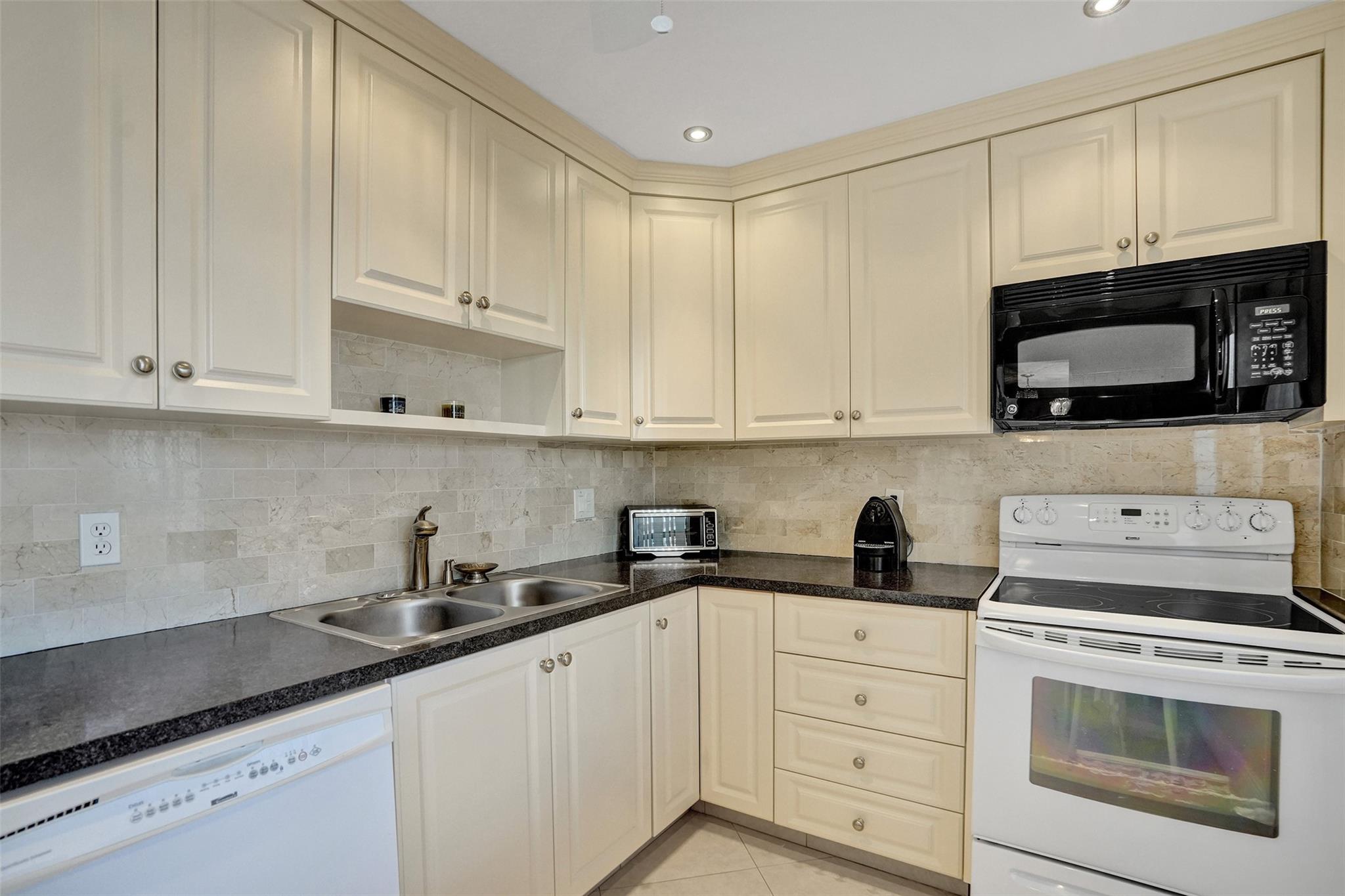 4270 NW 40th St #211,Lauderdale Lakes, FL 33319