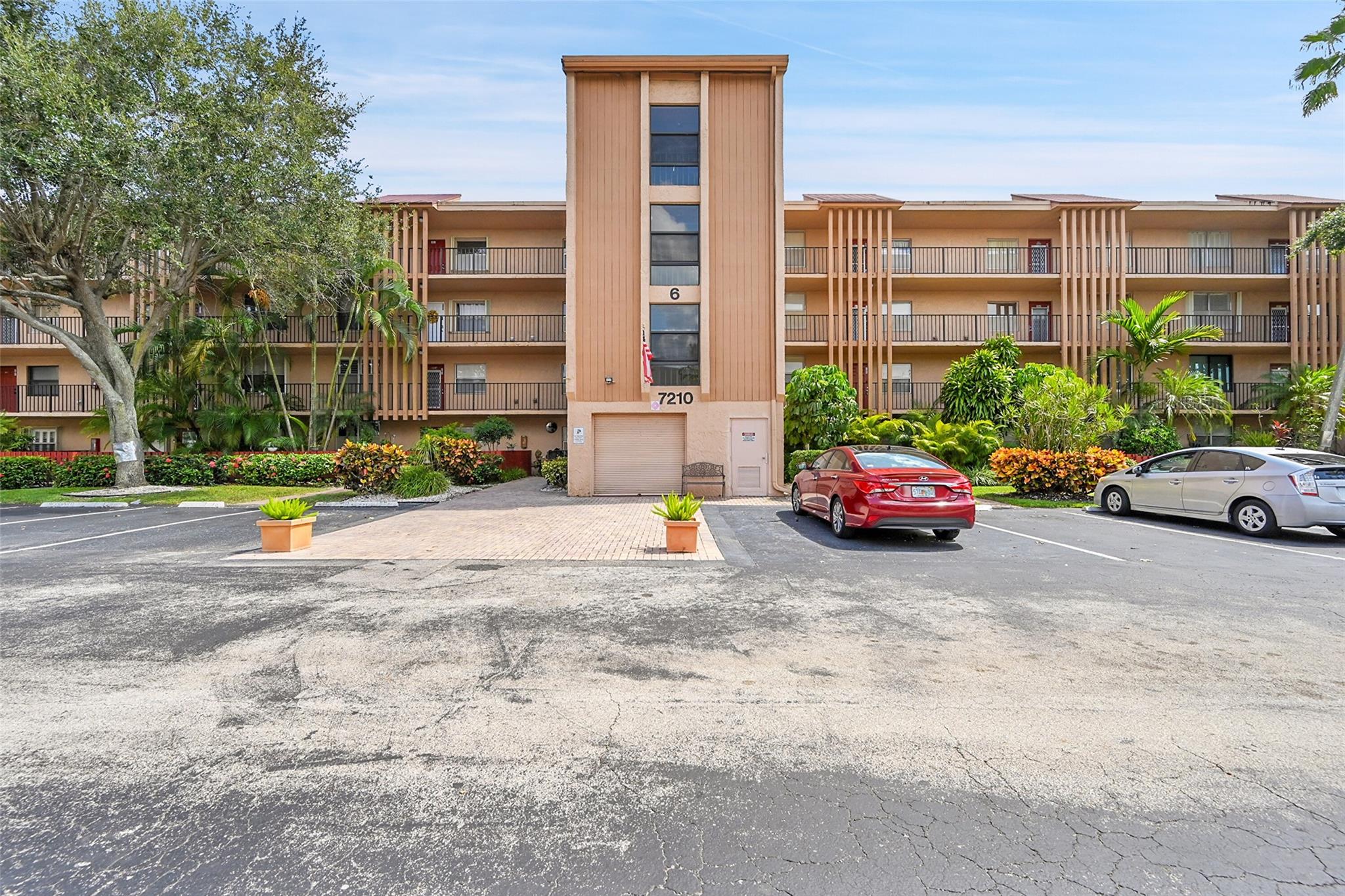 7210 Lake Cir Dr #401