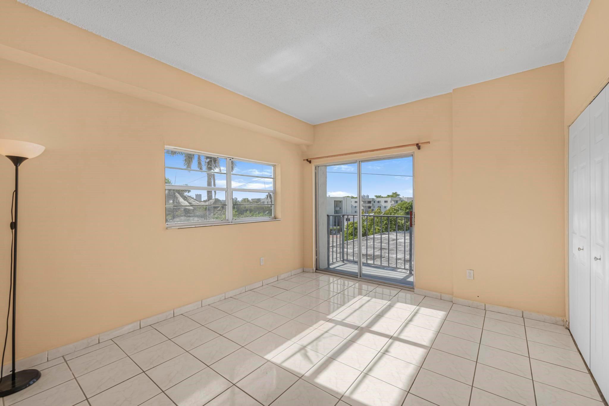 1960 Marseille Dr Miami Beach, FL 33141