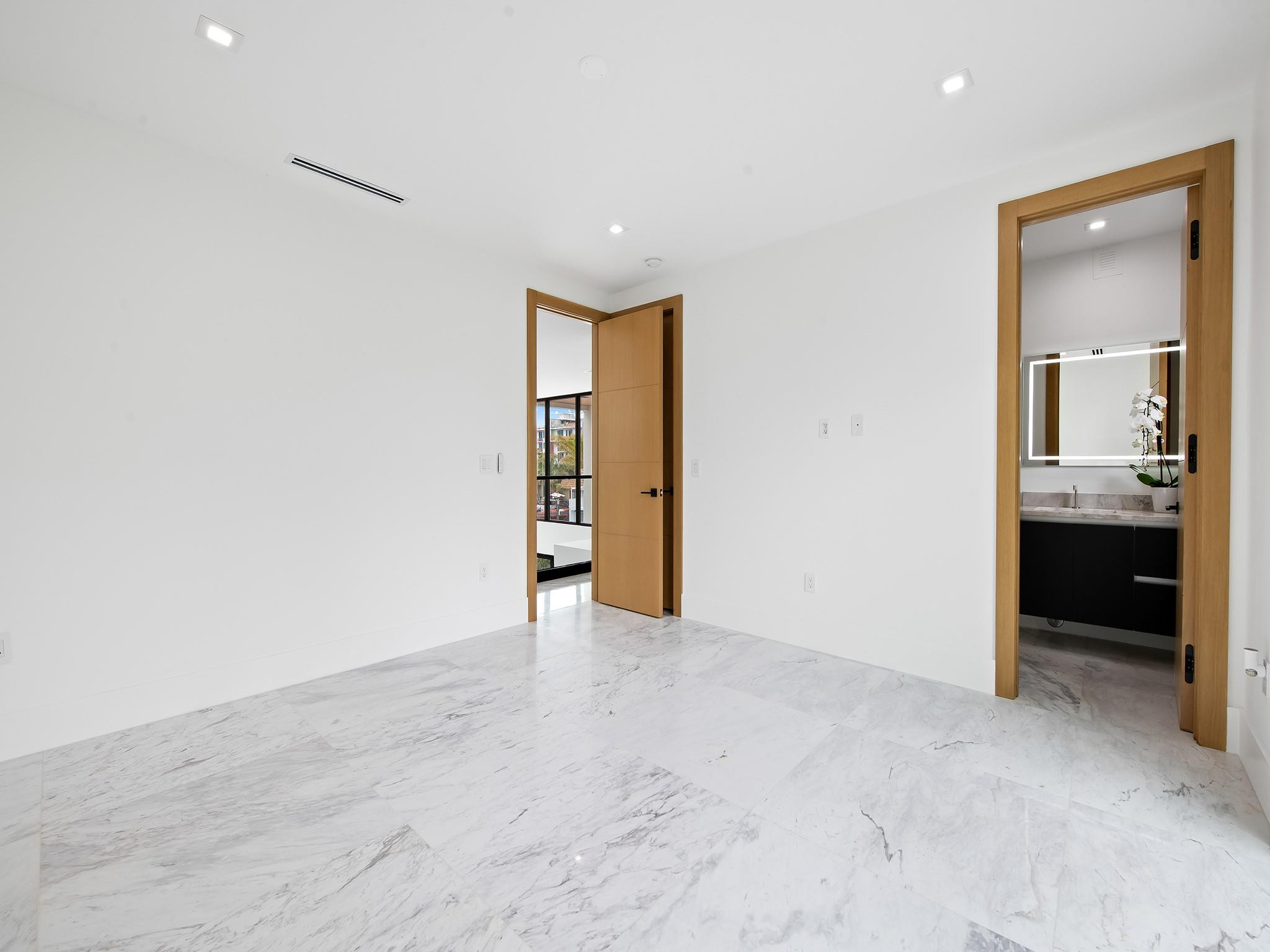 111 Fiesta Fort Lauderdale, FL 33301