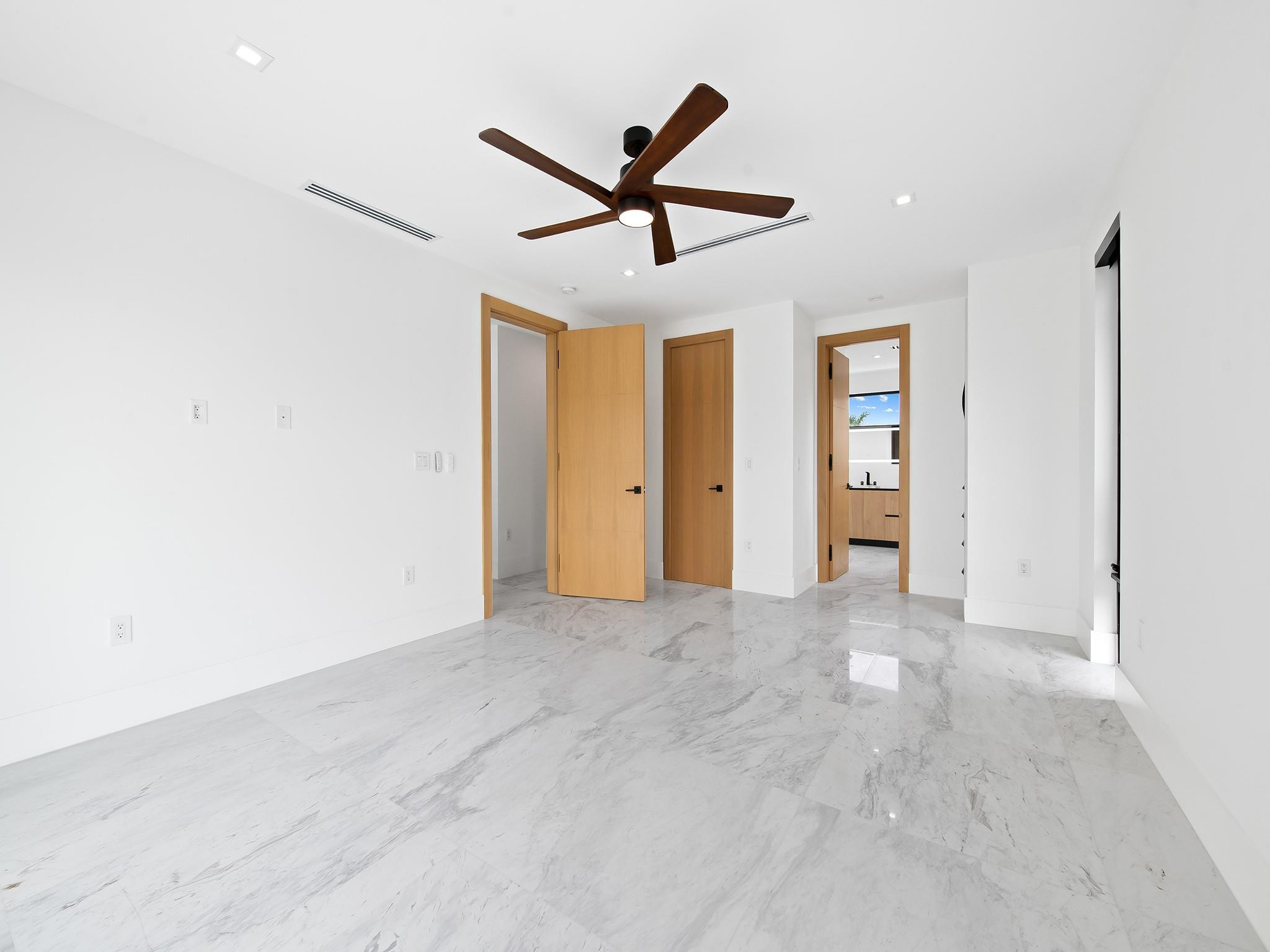 111 Fiesta Fort Lauderdale, FL 33301