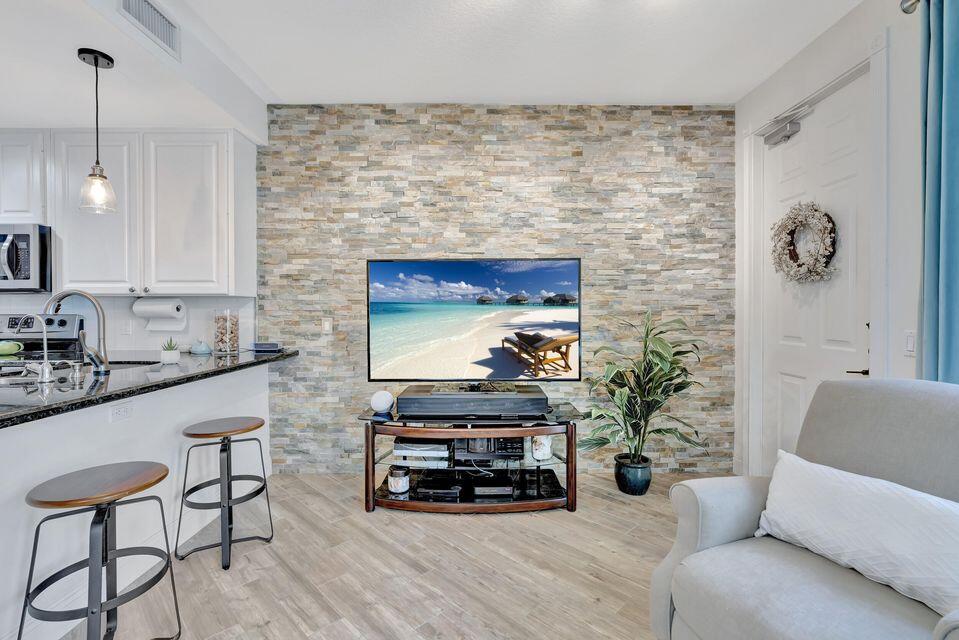 180 Freeport Dr Jupiter, FL 33458