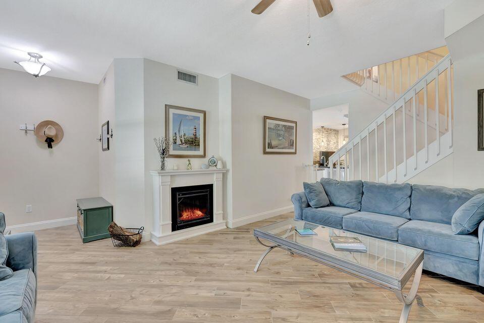 180 Freeport Dr Jupiter, FL 33458