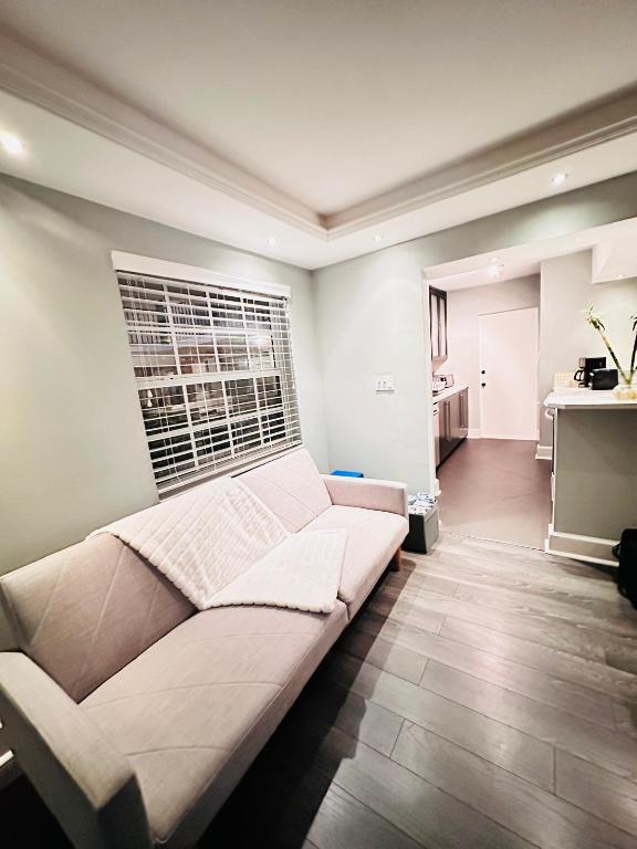 2424 NE 9th #112 Fort Lauderdale, FL 33304