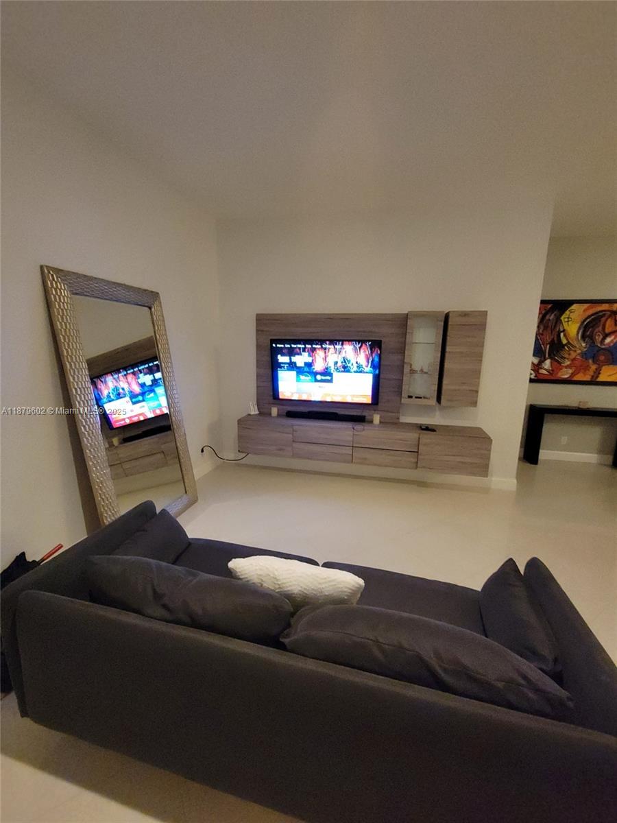 1569 Winterberry Ln Weston, FL 33327