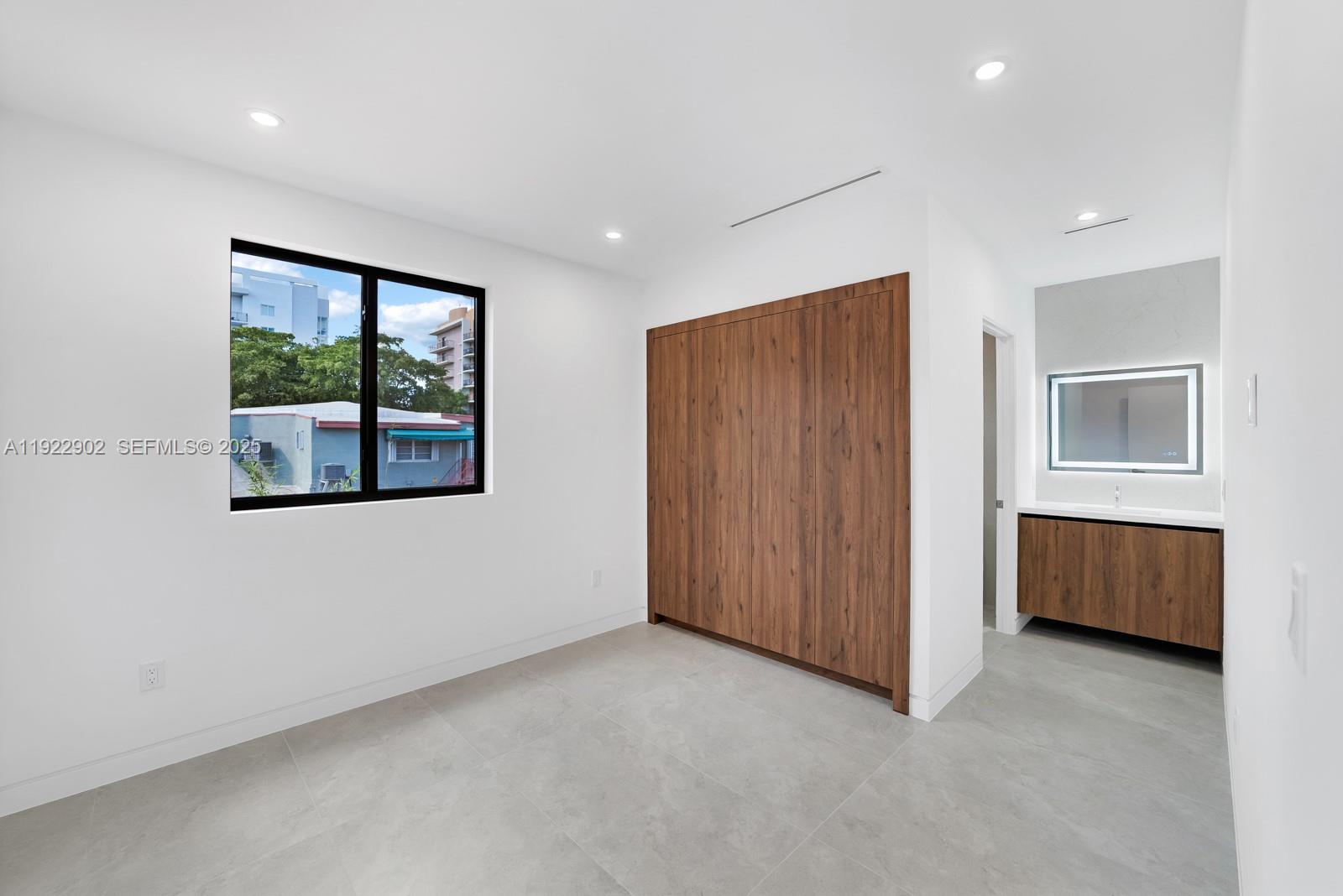 2610 SW 17th St Miami, FL 33145