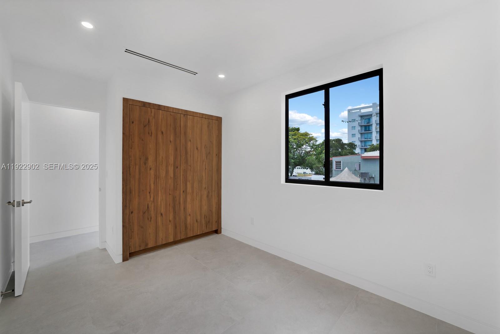 2610 SW 17th St Miami, FL 33145