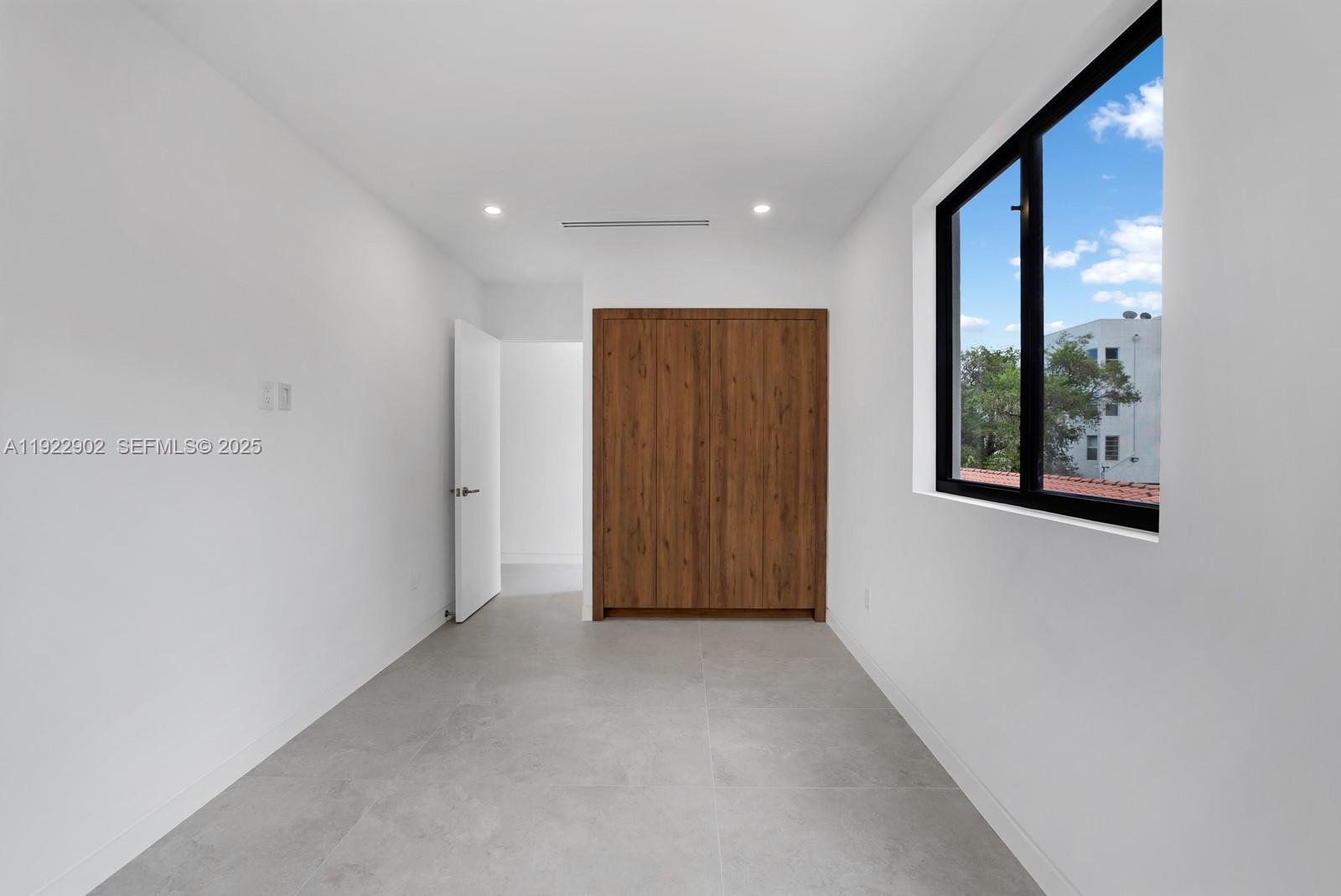 2610 SW 17th St Miami, FL 33145